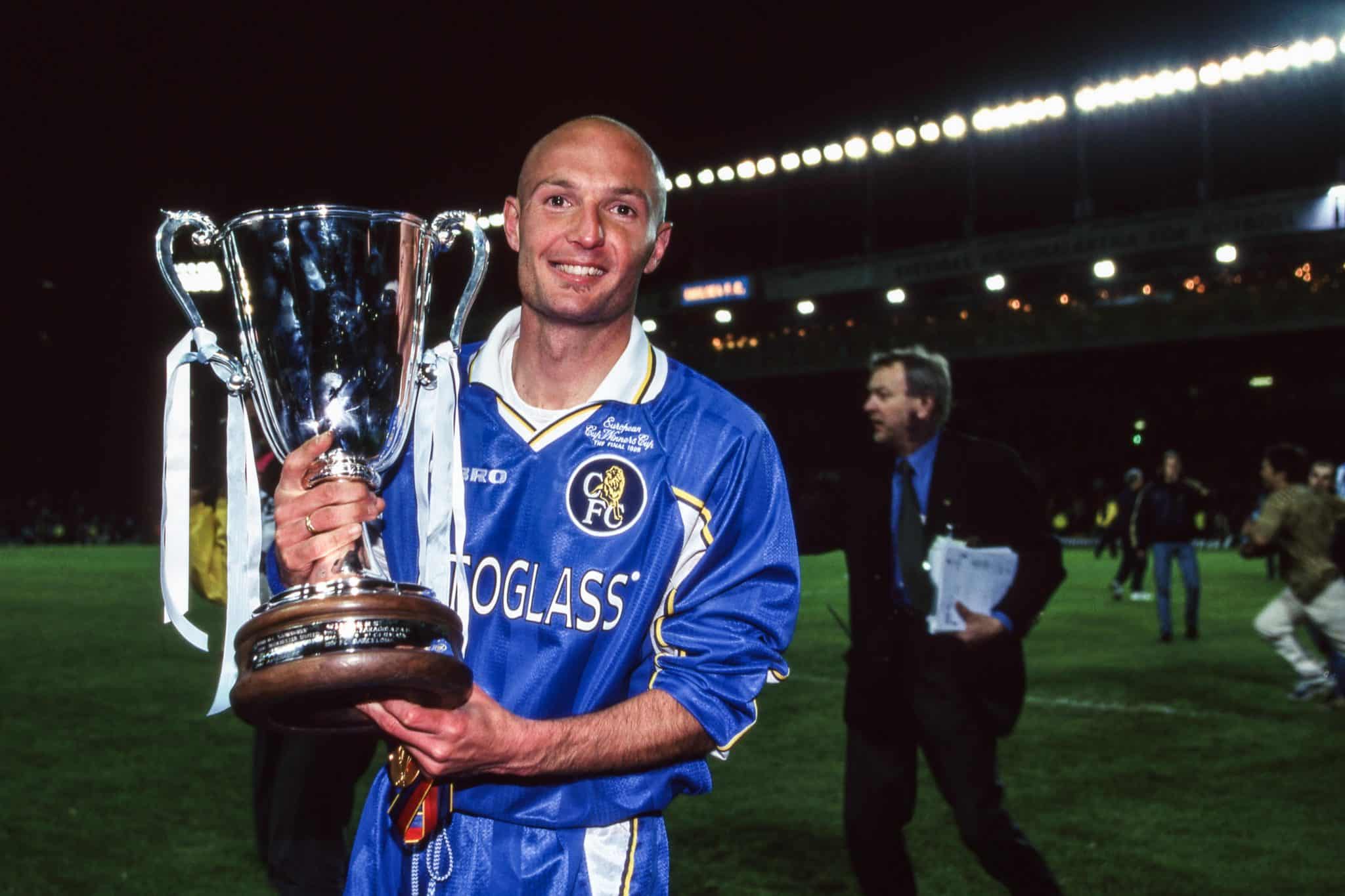 O zagueiro Frank Leboeuf, ent&atilde;o no Chelsea, com a ta&ccedil;a da Recopa Europeia de 1998, competi&ccedil;&atilde;o da Uefa j&aacute; extinta