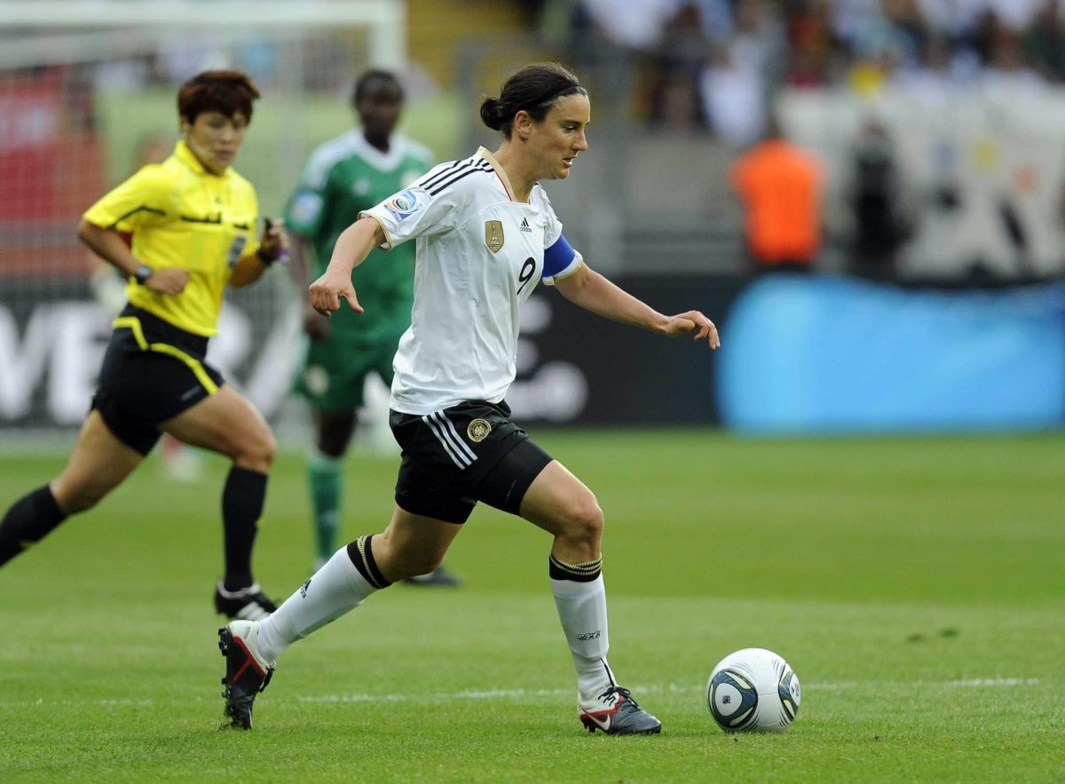 A centroavante Prinz conduz a bola em partida da Sele&ccedil;&atilde;o Alem&atilde; feminina.