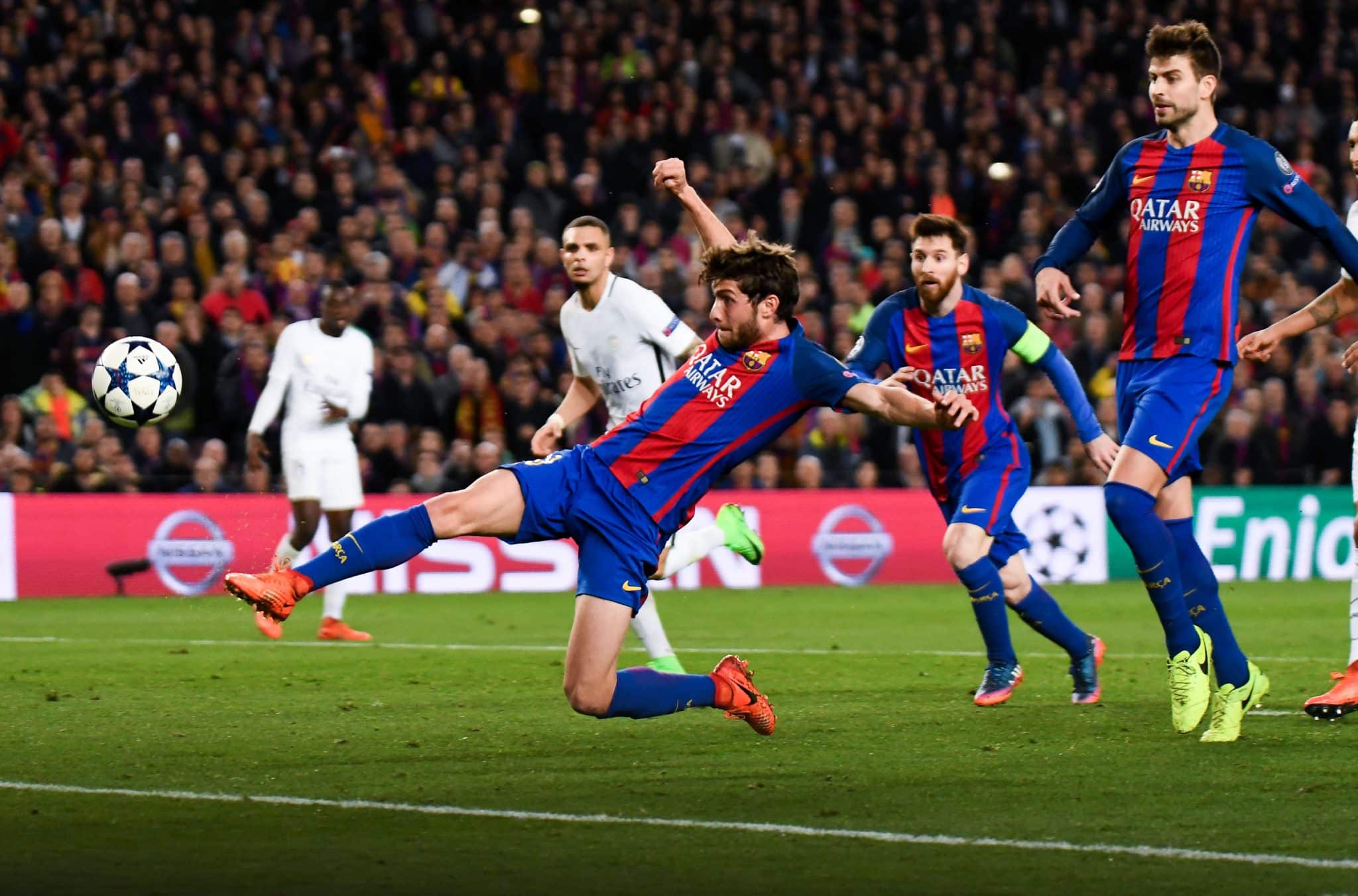 Em 2016, Sergi Roberto fez o gol que garantiu a classifica&ccedil;&atilde;o do Barcelona diante do PSG nas oitavas da UEFA Champions League. Foto: Icon Sport