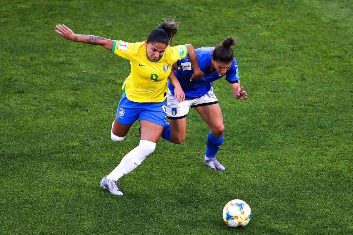 Debinha disputa bola em partida da Sele&ccedil;&atilde;o Brasileira de futebol