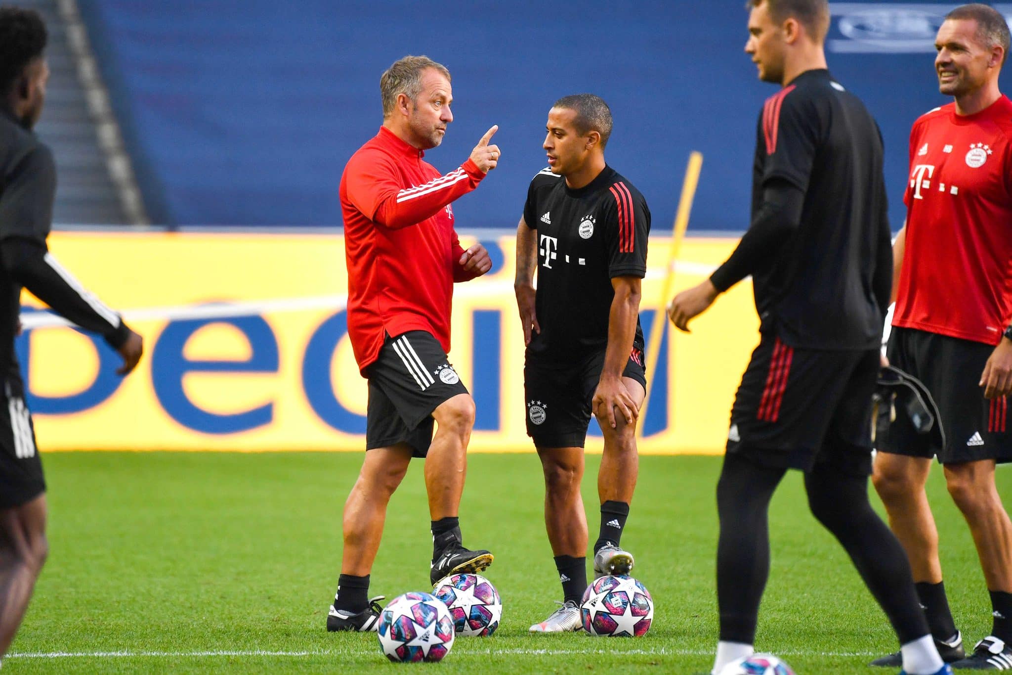 Hansi Flick e Thiago Alc&acirc;ntara