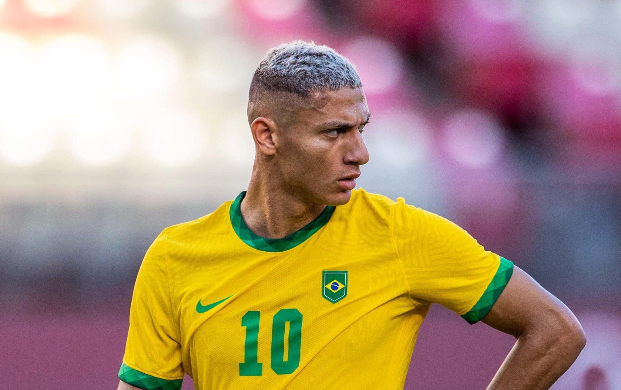 O atacante Richarlison, durante os Jogos Ol&iacute;mpicos de T&oacute;quio, com a camisa do Brasil apenas com a bandeira do pa&iacute;s