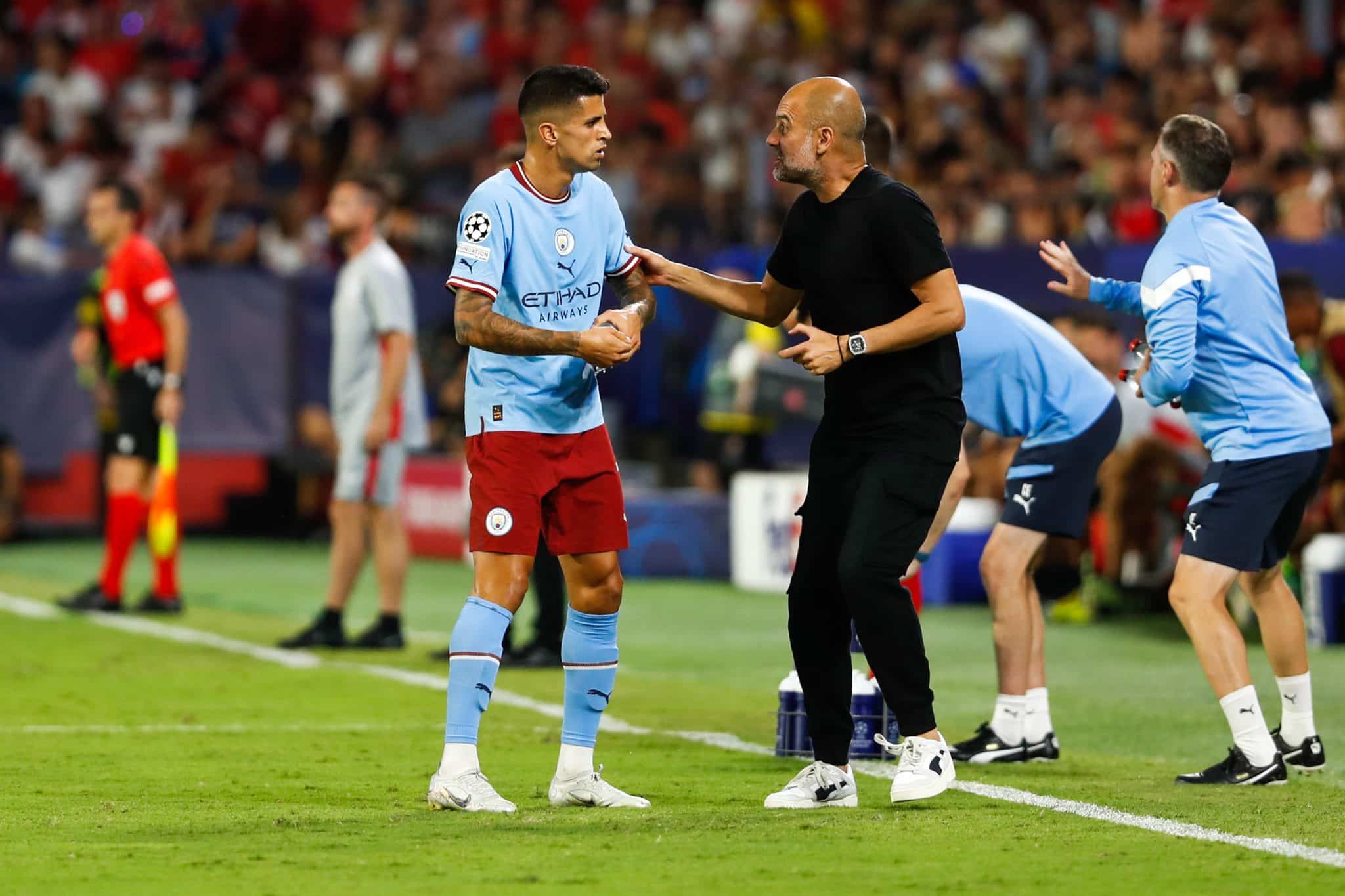 Cancelo recebe orienta&ccedil;&atilde;o de Guardiola durante jogo do Manchester City