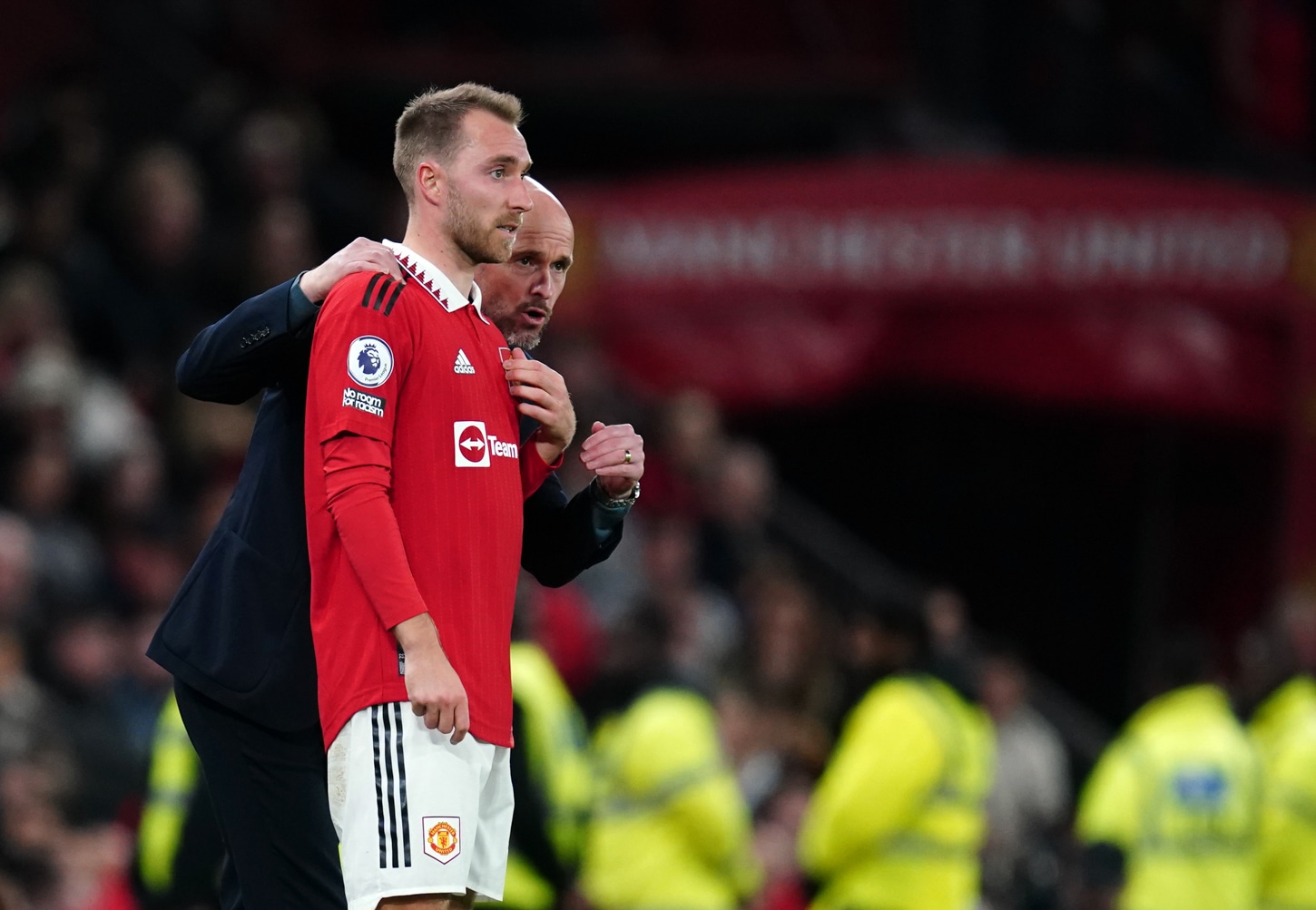 Eriksen recebe orienta&ccedil;&otilde;es de Ten Hag durante jogo do United