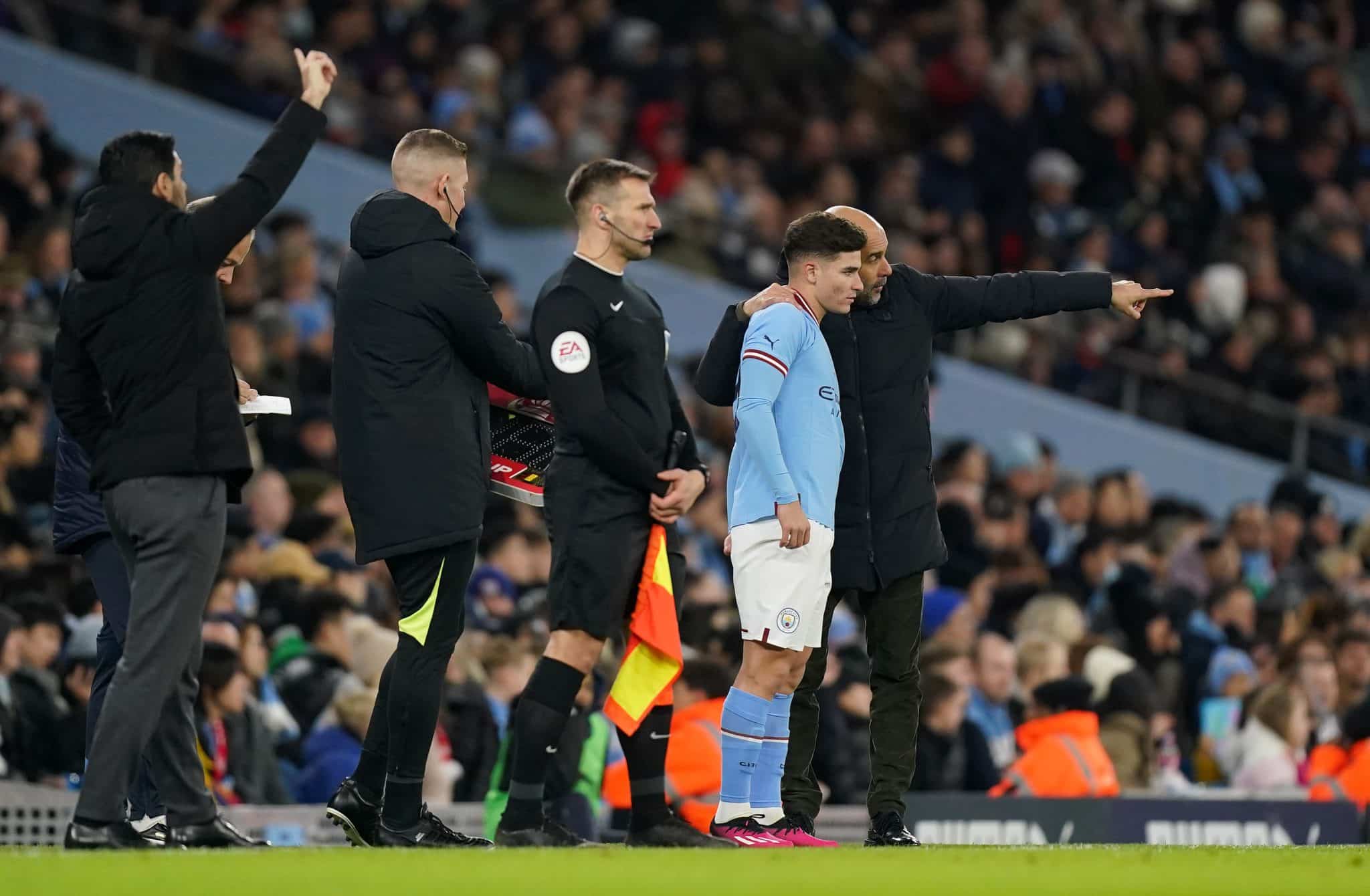 Foto: (IconSport) - Julian &Aacute;lvarez e Pep Guardiola pelo Manchester City
