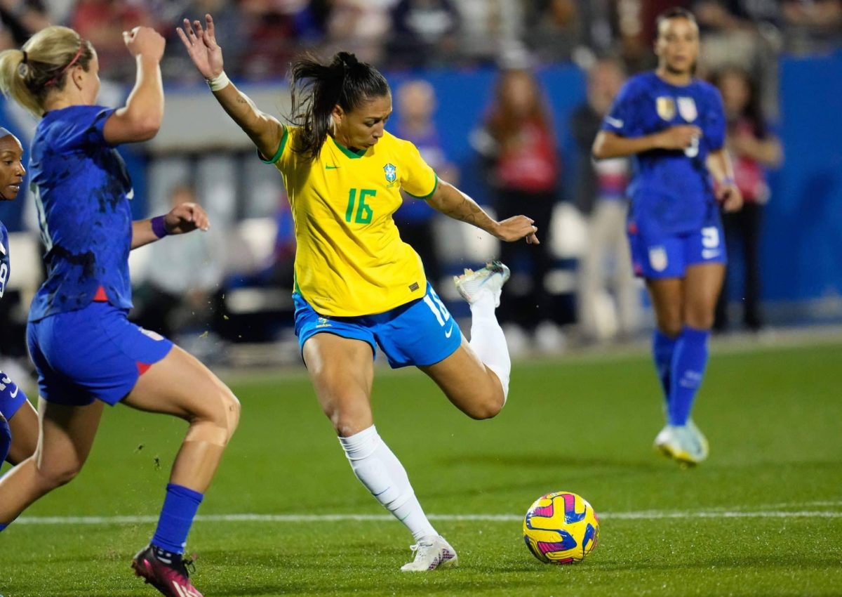 Bia Zaneratto chuta a bola em partida pela Sele&ccedil;&atilde;o Brasileira.