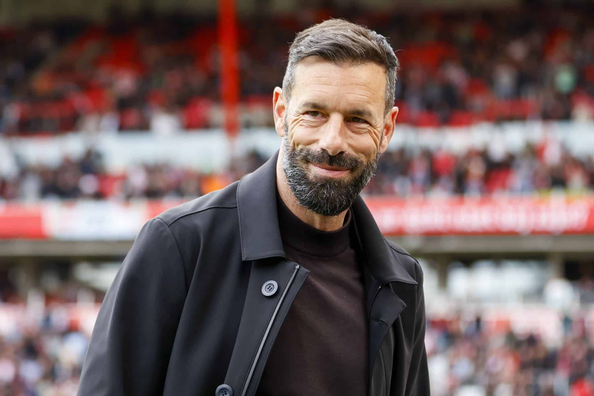 Manchester United ter&aacute; refor&ccedil;o holand&ecirc;s dentro e fora de campo