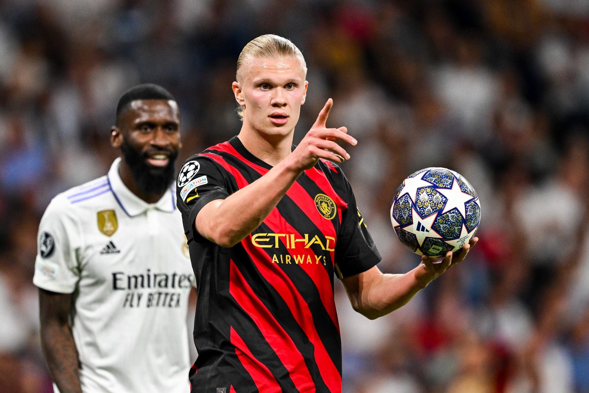 Foto: (IconSport) - Uniforme vermelho e preto do Manchester City em 2022/23