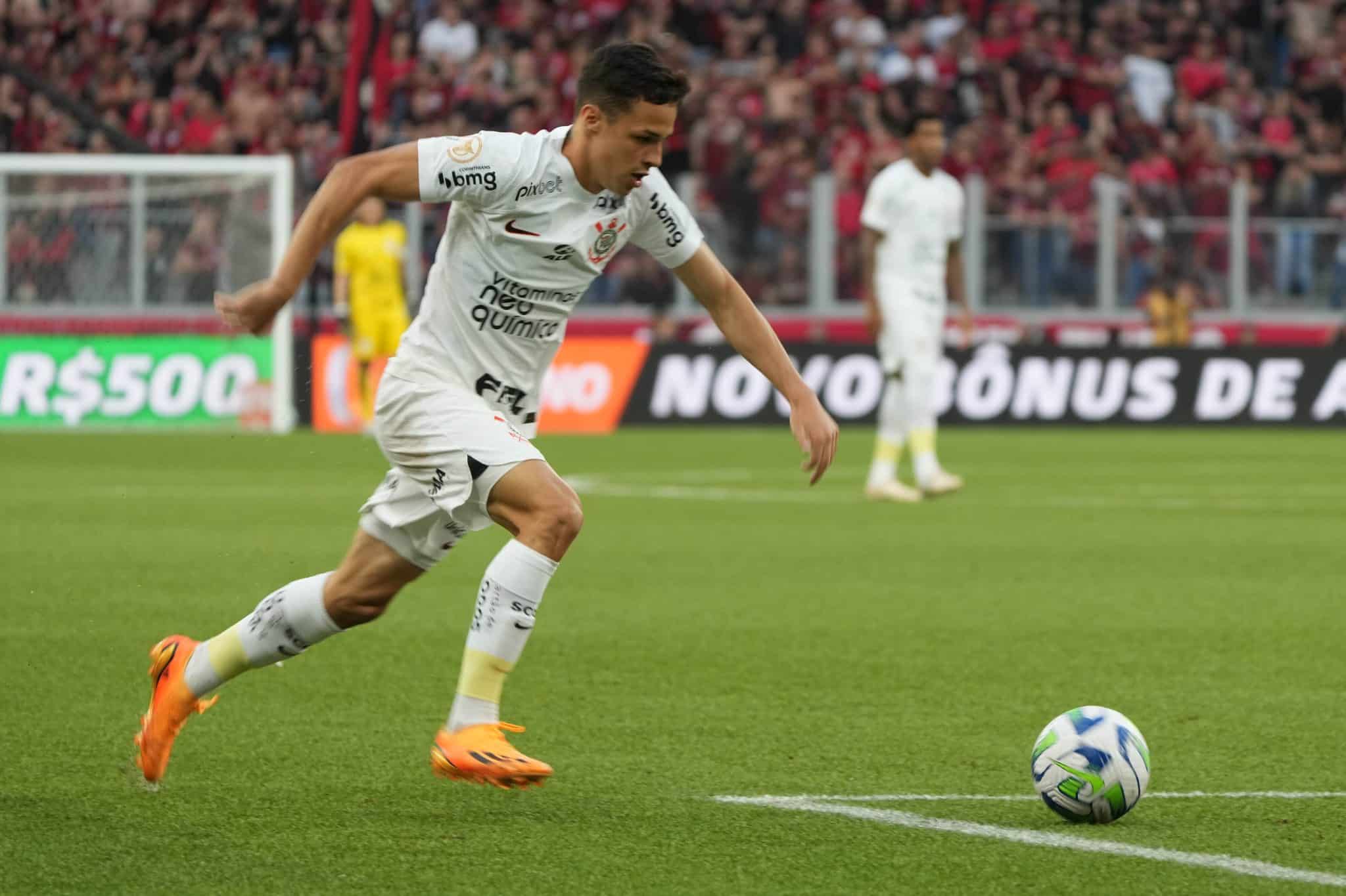 O que fez o promissor Matheus Ara&uacute;jo sumir das listas de relacionados do Corinthians?