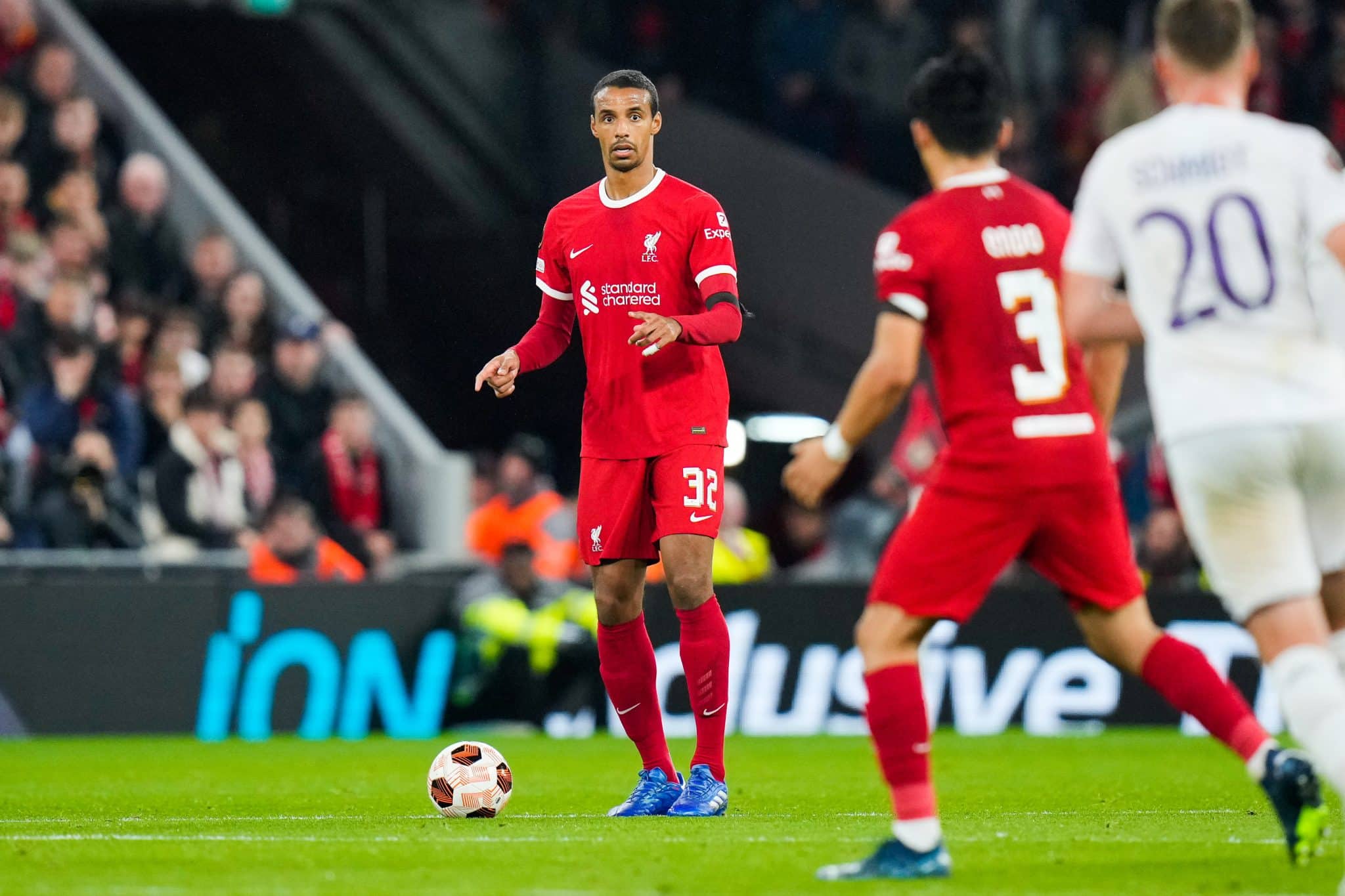 Joel Matip em a&ccedil;&atilde;o pelo Liverpool