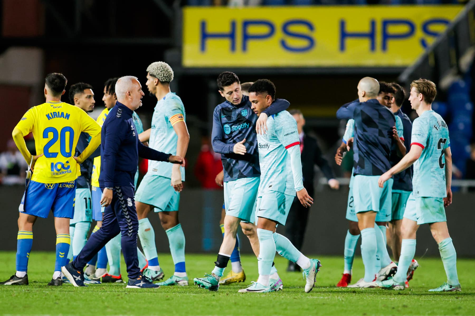 Foto: (IconSport) - Robert Lewandowski e Vitor Roque pelo Barcelona