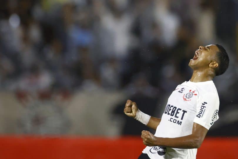 Corinthians prevê guerra inglesa por Wesley, mas não tem pressa para negociar o jogador