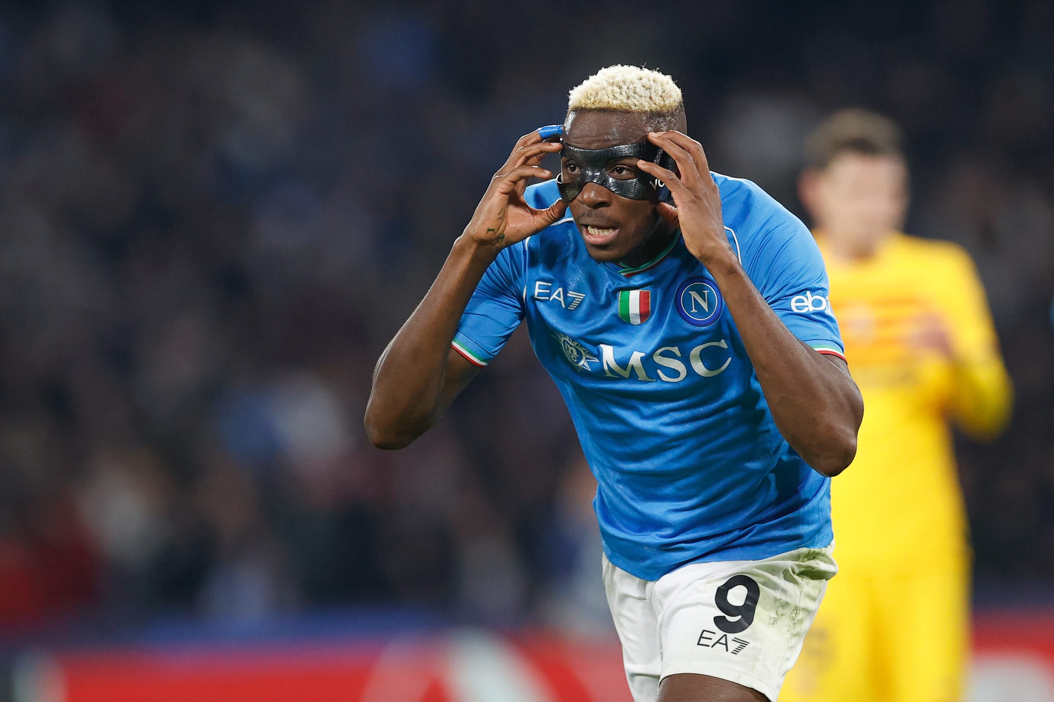 Ap&oacute;s ser o personagem principal do t&iacute;tulo italiano do Napoli em 2022/2023, Osimhen perdeu espa&ccedil;o no elenco e n&atilde;o &eacute; mais uma prioridade do clube. Foto: Icon Sport