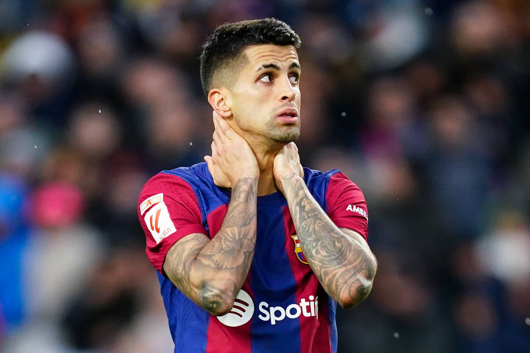 Clubes italianos procuram Jo&atilde;o Cancelo, e Manchester City define valor de venda