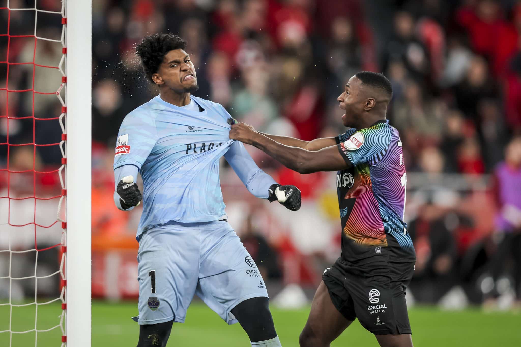 Hugo Souza comemora p&ecirc;nalti defendido contra o Benfica, em pleno est&aacute;dio da Luz (Foto: Icon Sport)