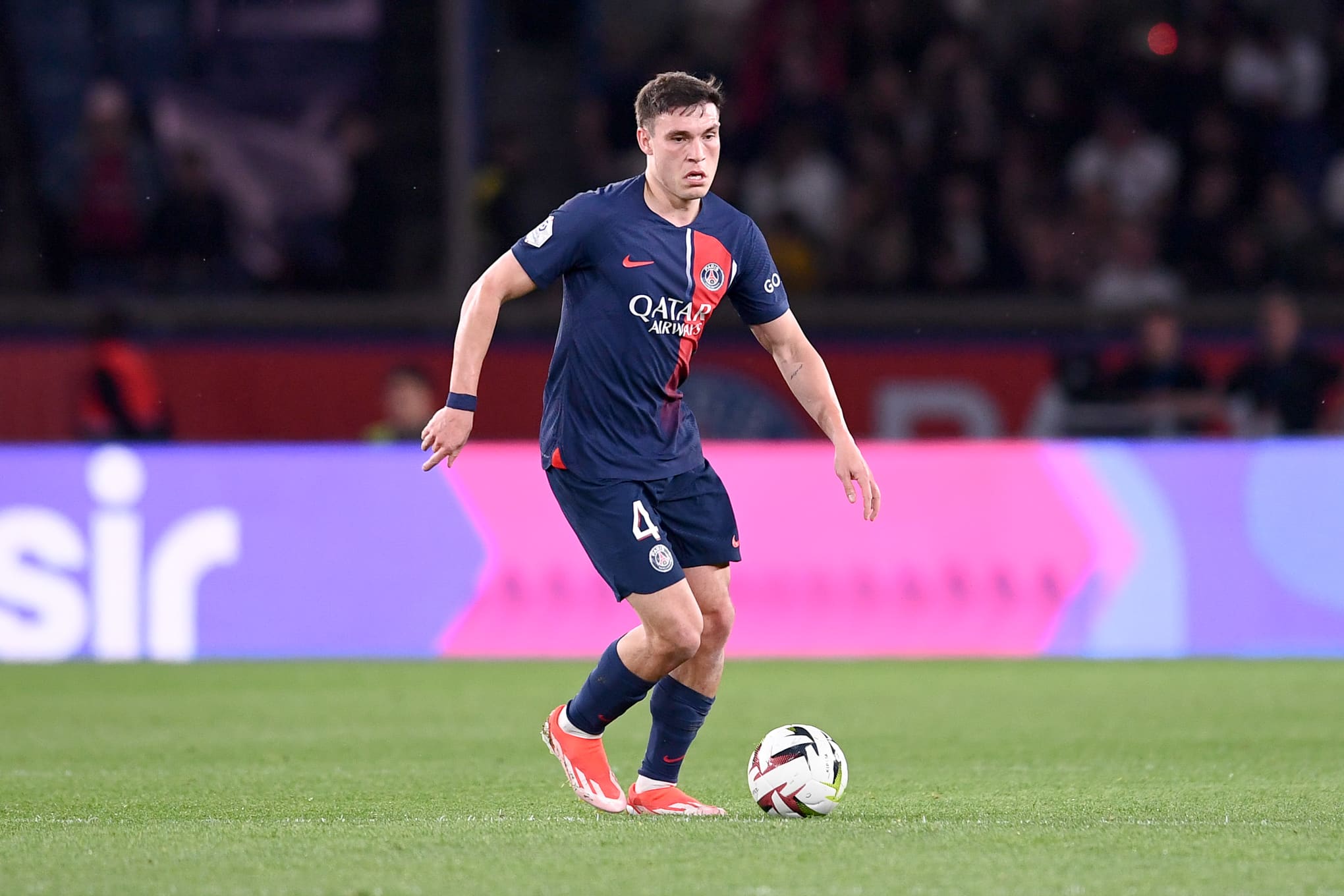 Ugarte, o 'novo Mascherano' para Erik ten Hag, n&atilde;o viveu uma grande temporada 2023/2024 no Paris Saint-Germain e &eacute; alvo do Manchester United. Foto: Icon Sport