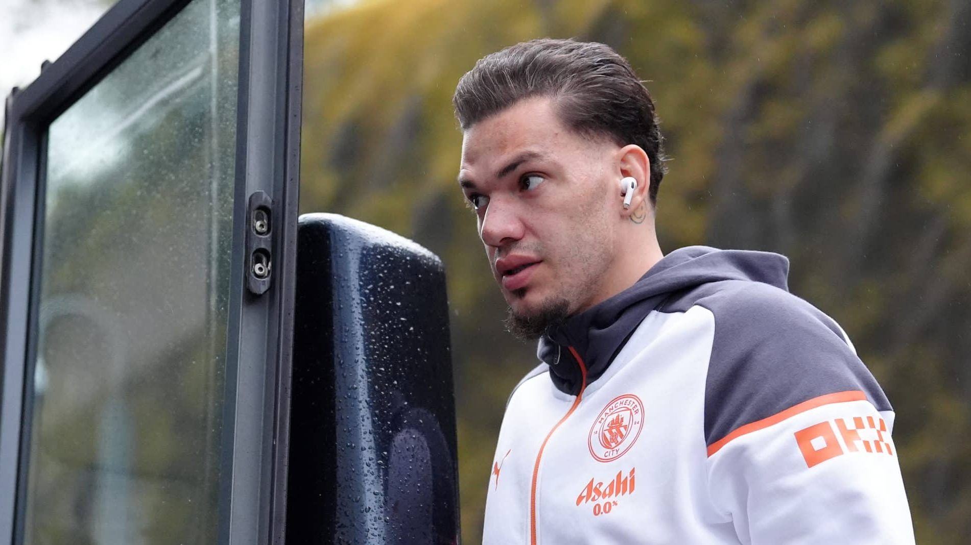 Ederson desmente insatisfa&ccedil;&atilde;o no Manchester City ap&oacute;s Guardiola elogiar reserva