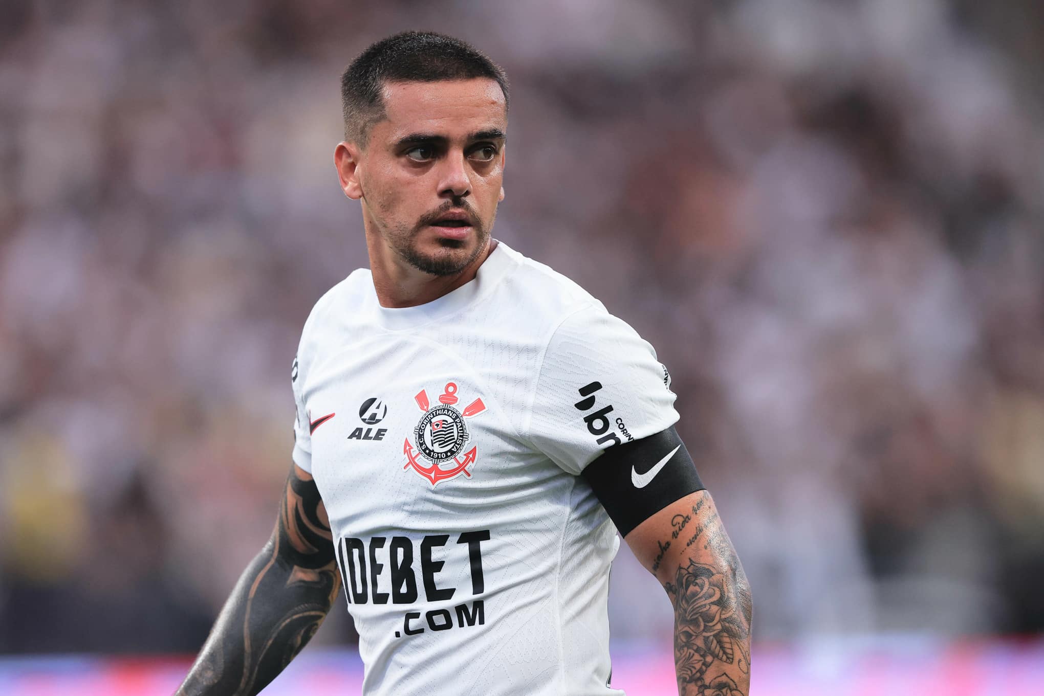 De questionado a capit&atilde;o: Fagner volta de les&atilde;o com contrato renovado e moral com Ram&oacute;n D&iacute;az