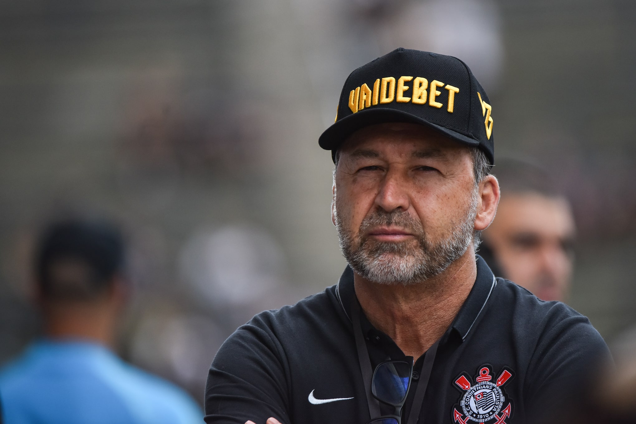 O presidente do Corinthians, Augusto Melo, com o bon&eacute; da ent&atilde;o patrocinadora master da equipe paulista. Foto: Icon Sport.