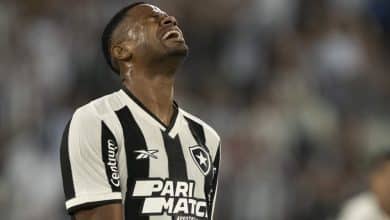 Fratura na t&iacute;bia interrompe temporada dos sonhos de J&uacute;nior Santos no Botafogo