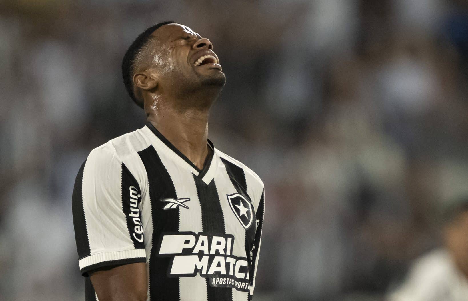 Fratura na t&iacute;bia interrompe temporada dos sonhos de J&uacute;nior Santos no Botafogo