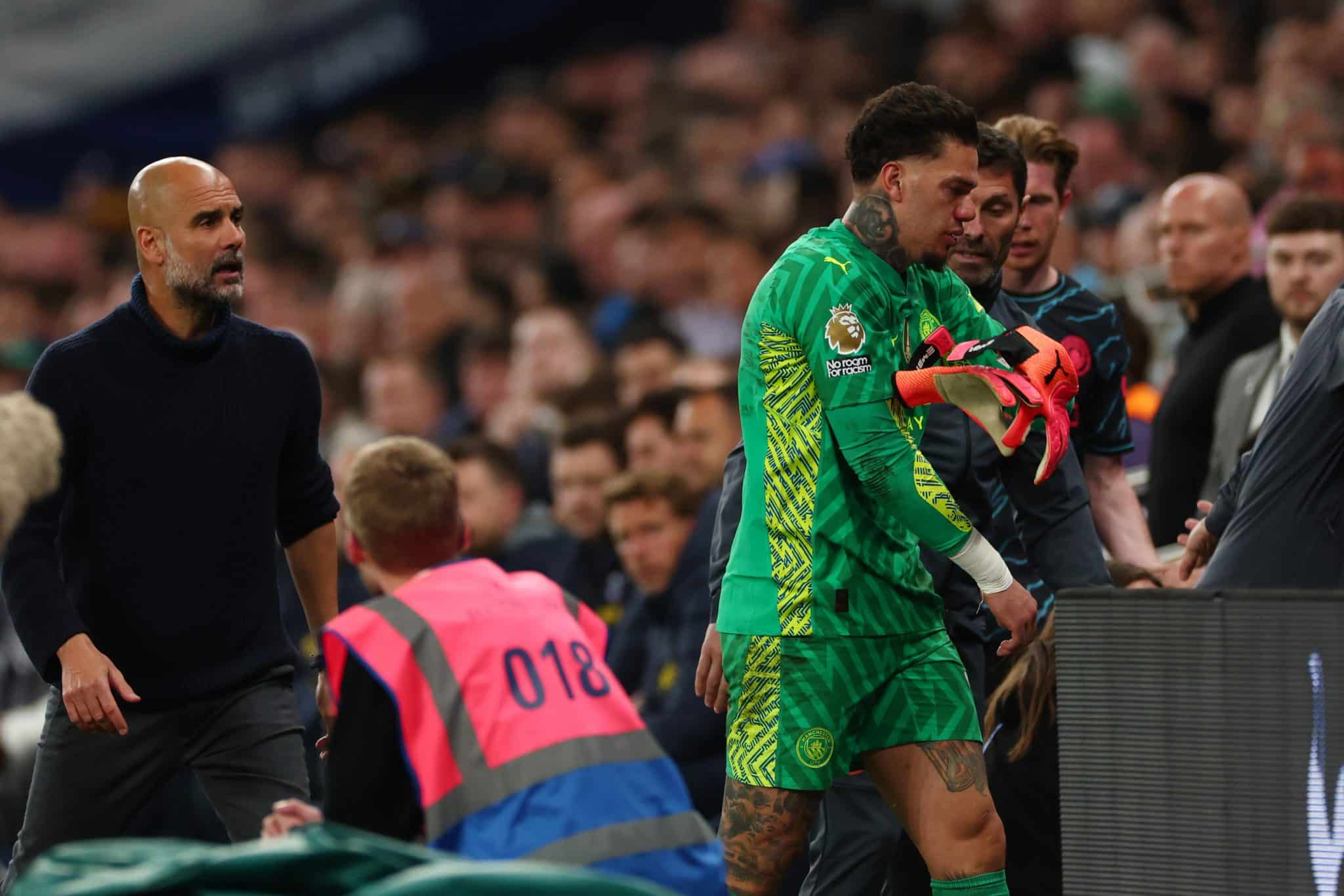 Foto: (IconSport) - Pep Guardiola e Ederson, do Manchester City