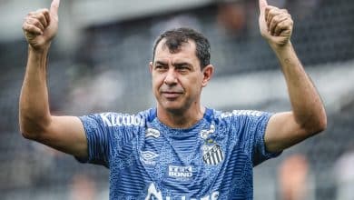 Carille acena perman&ecirc;ncia no Santos, mas Corinthians n&atilde;o desiste de contratar o treinador