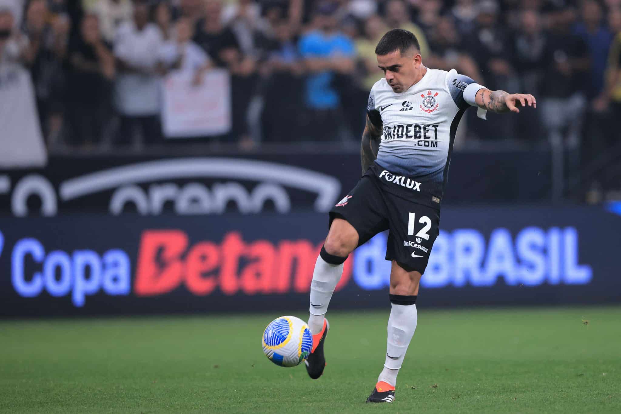 Fagner com a camisa 12 do Corinthians