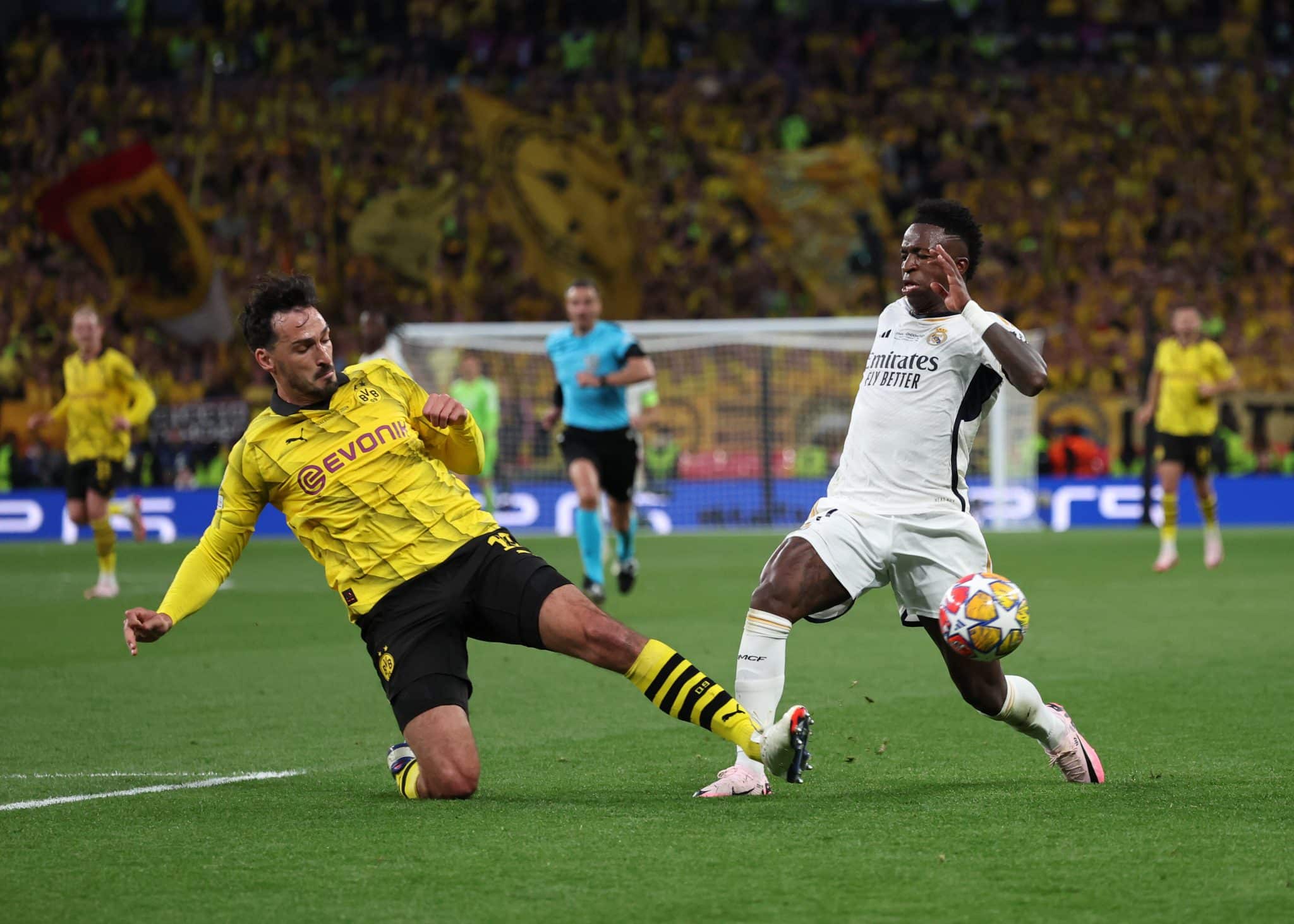 Foto: (IconSport) - Mats Hummels pelo Borussia Dortmund e Vinicius J&uacute;nior pelo Real Madrid