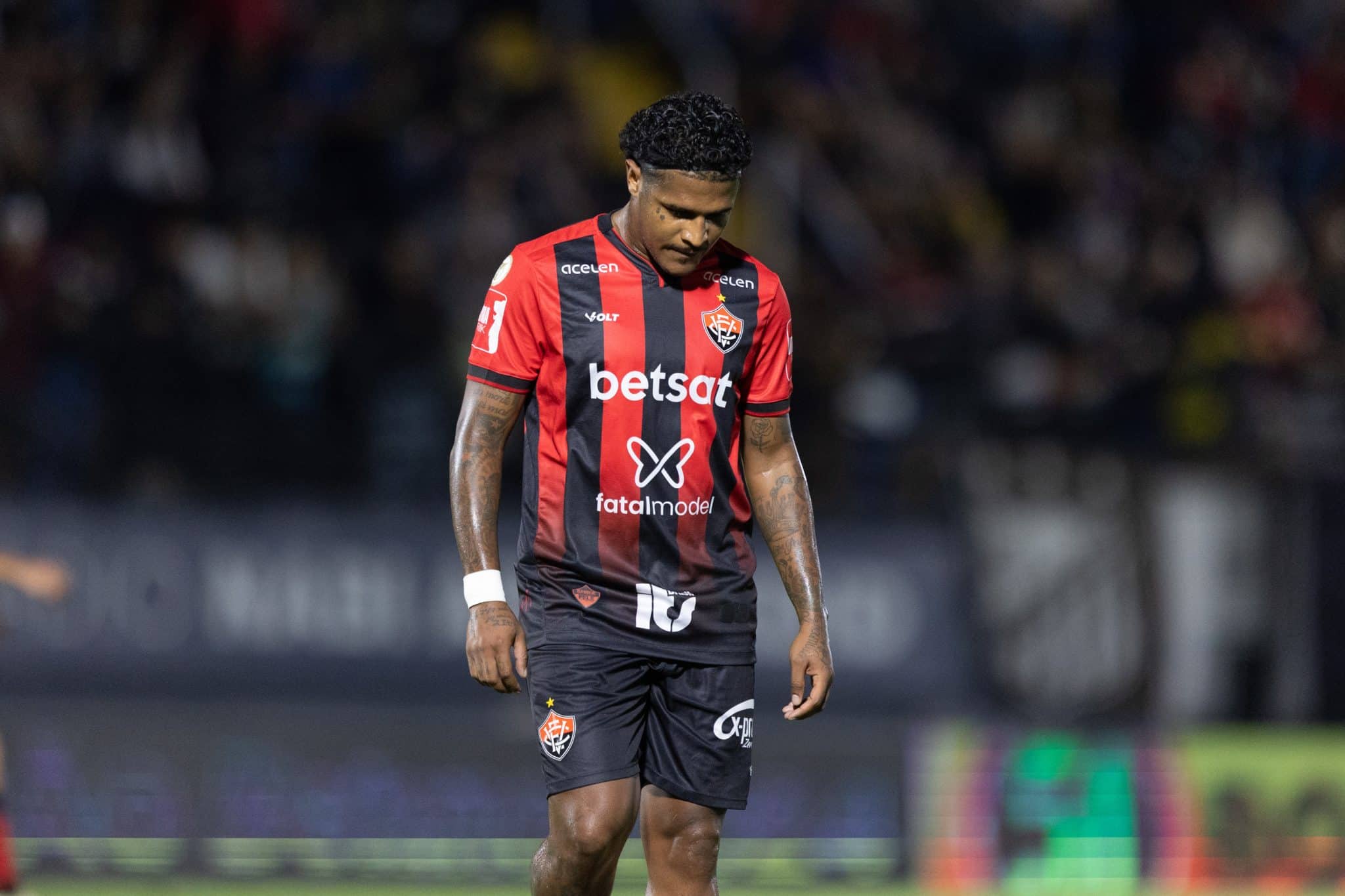 &lsquo;N&oacute;s avisamos&rsquo;: jogadores do Vit&oacute;ria s&atilde;o agredidos por torcedores; presidente da organizada &eacute; intimado