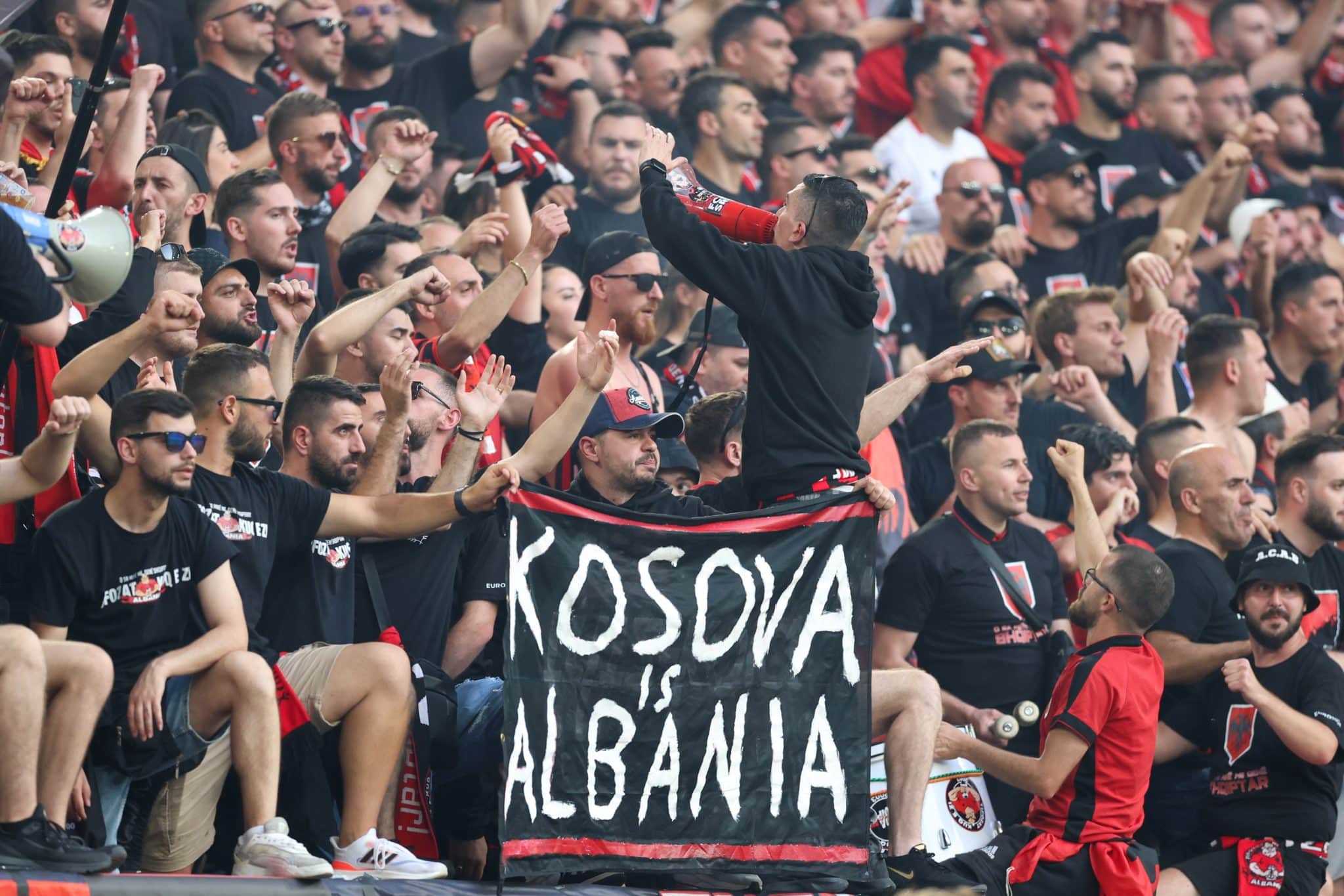 Torcida da Alb&acirc;nia durante a Eurocopa exibe a faixa "Kosovo &eacute; Alb&acirc;nia"