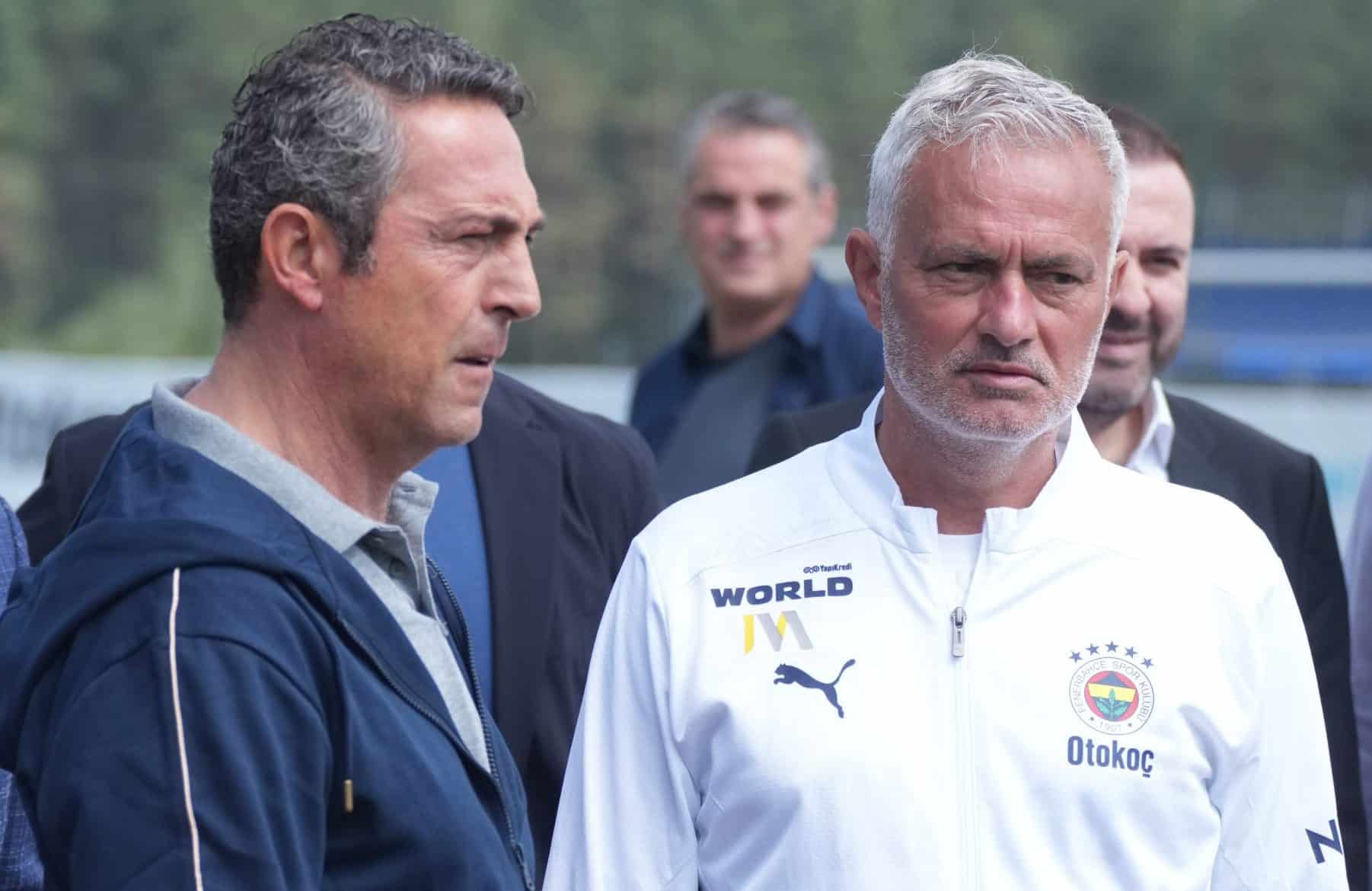 Mourinho conversa com Deco para levar joia do Barcelona para o Fenerbah&ccedil;e