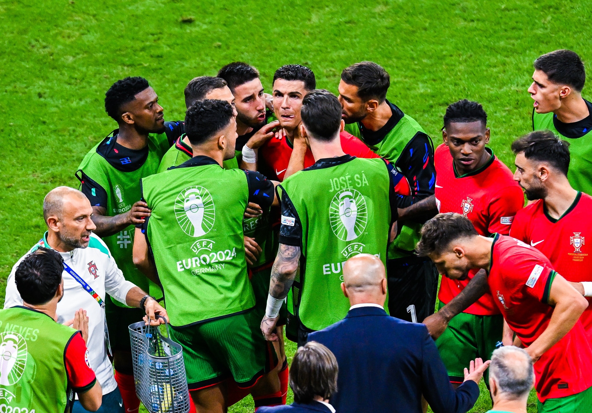 Companheiros de sele&ccedil;&atilde;o portuguesa confortam Cristiano Ronaldo ap&oacute;s p&ecirc;nalti perdido pelo craque 
