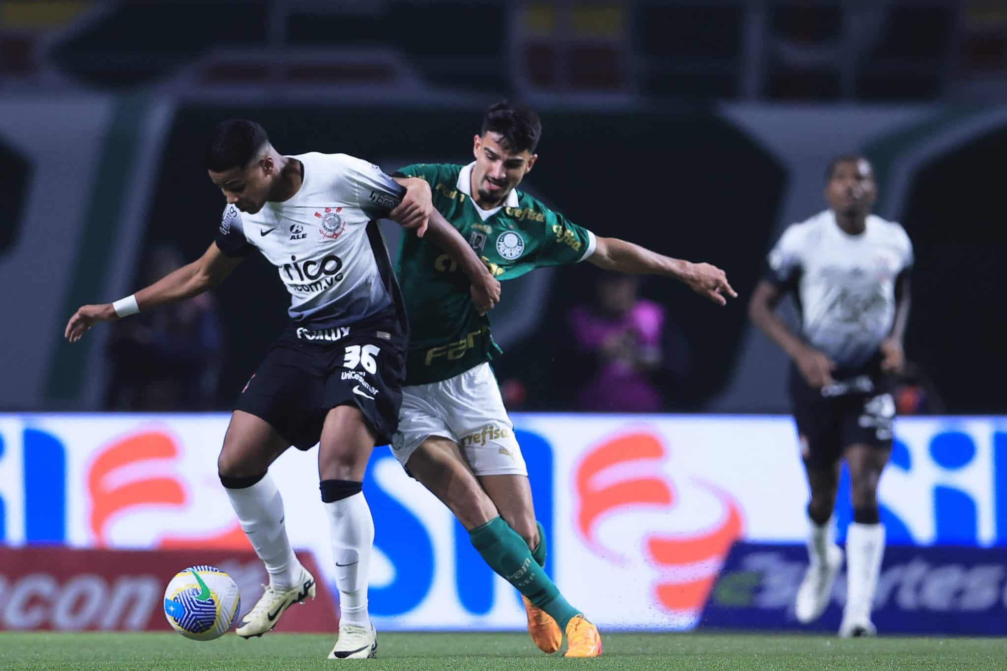 Piquerez e Wesley disputando bola em Palmeiras e Corinthians