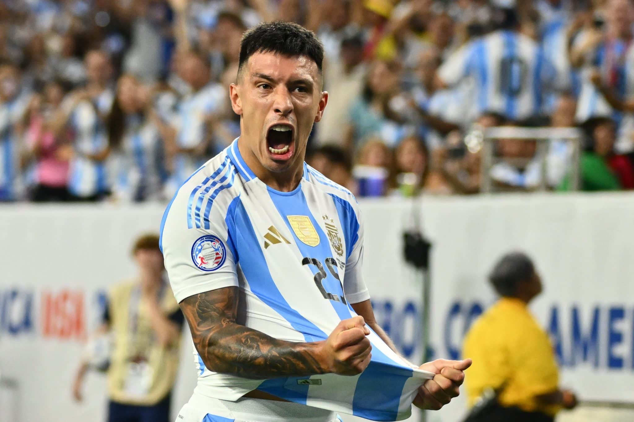 Lisandro Mart&iacute;nez celebra gol pela sele&ccedil;&atilde;o argentina