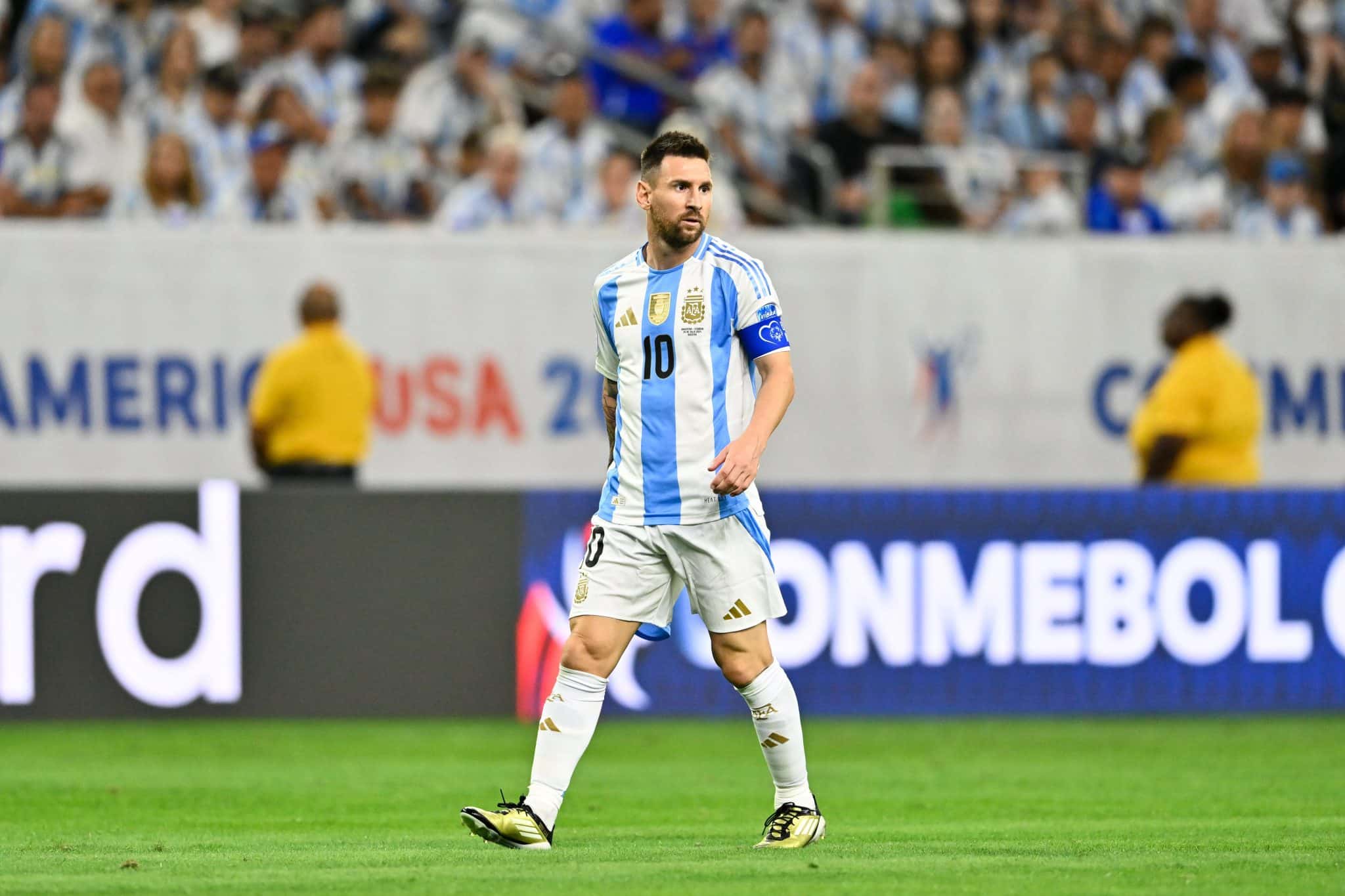 Messi passa vergonha na Argentina, mas &eacute; resgatado por outra atua&ccedil;&atilde;o absurda de Dibu Mart&iacute;nez