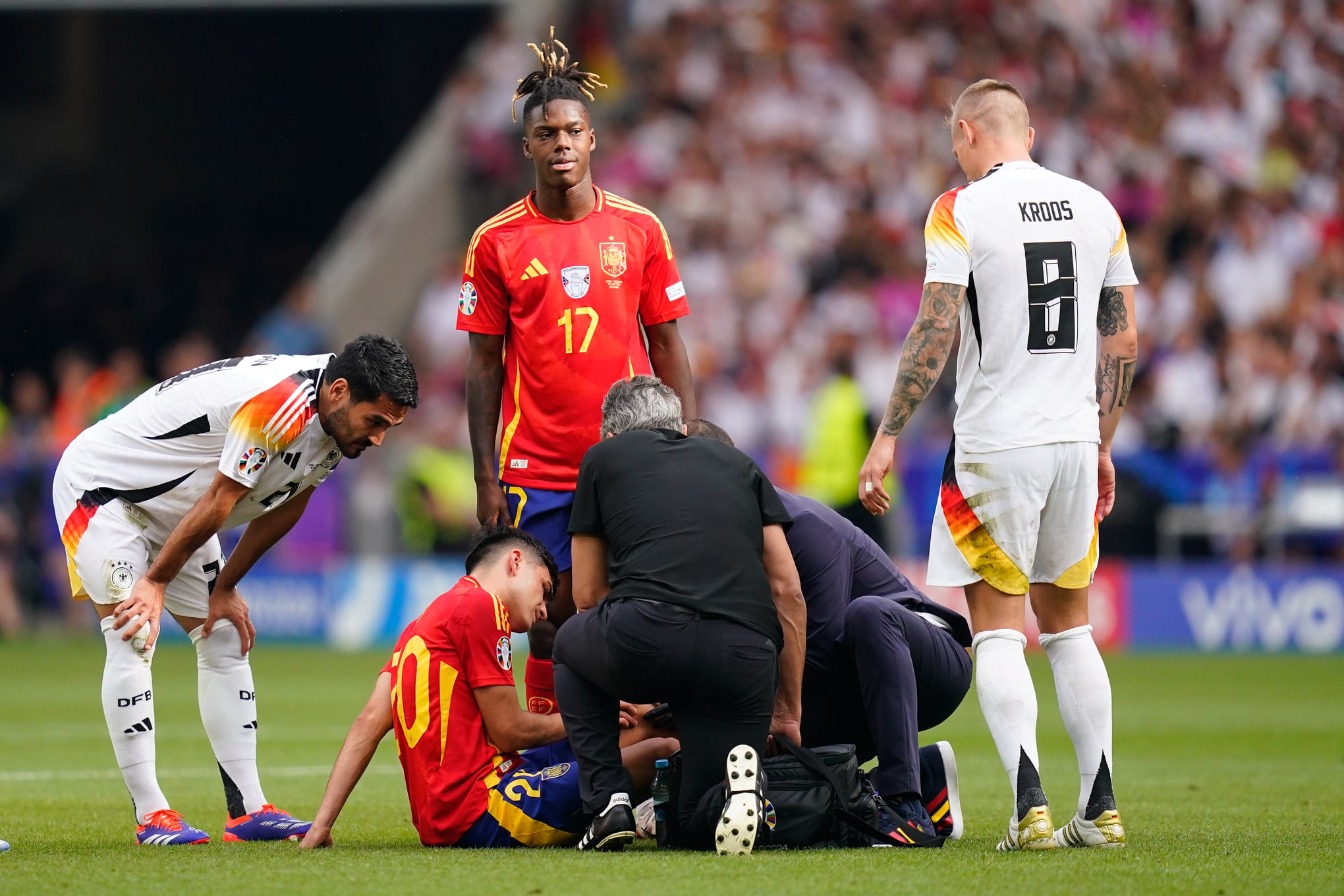 Pedri sofre entrada de Kroos e est&aacute; fora da Eurocopa 2024