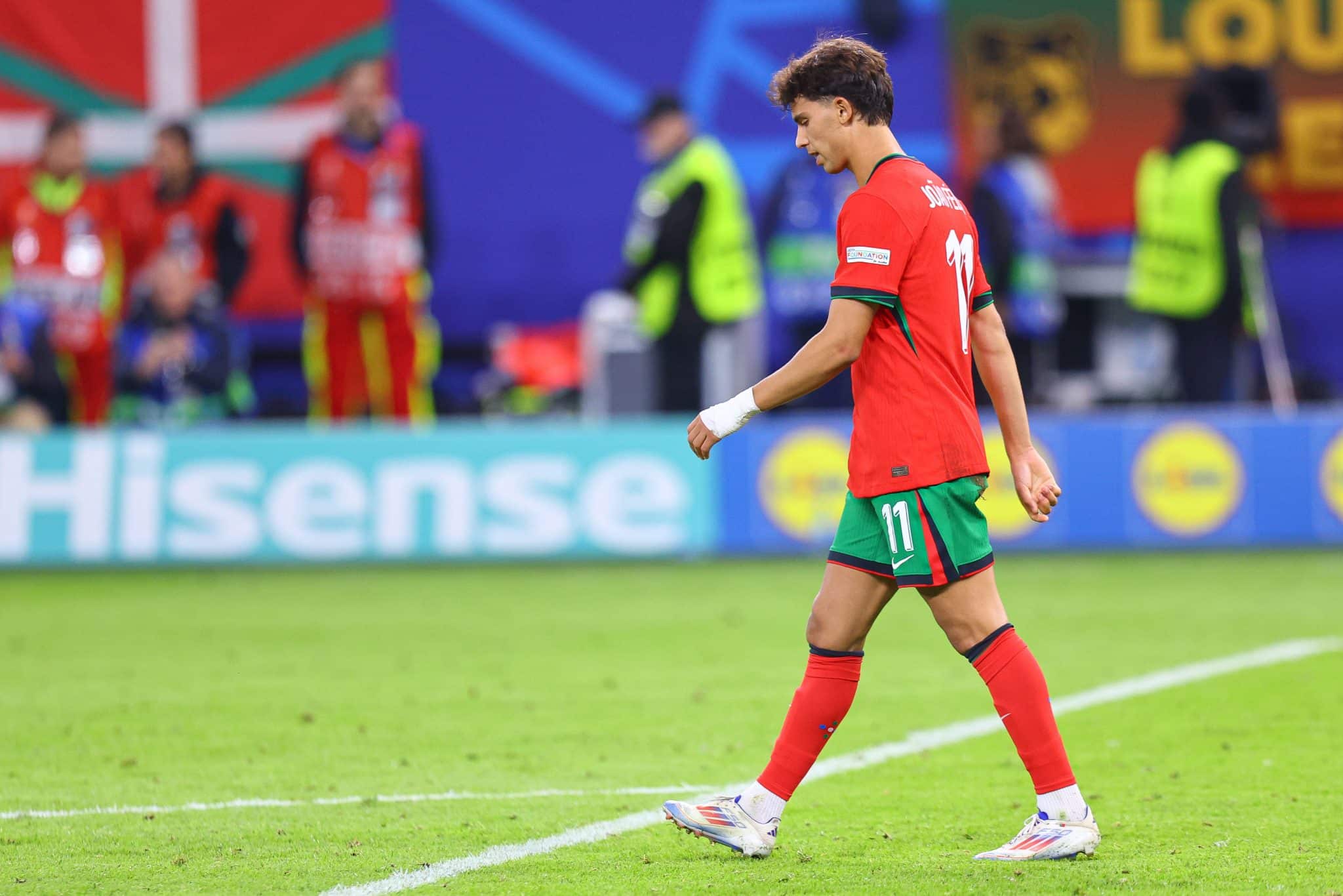 Jo&atilde;o F&eacute;lix cabisbaixo ap&oacute;s perder p&ecirc;nalti em Portugal x Fran&ccedil;a