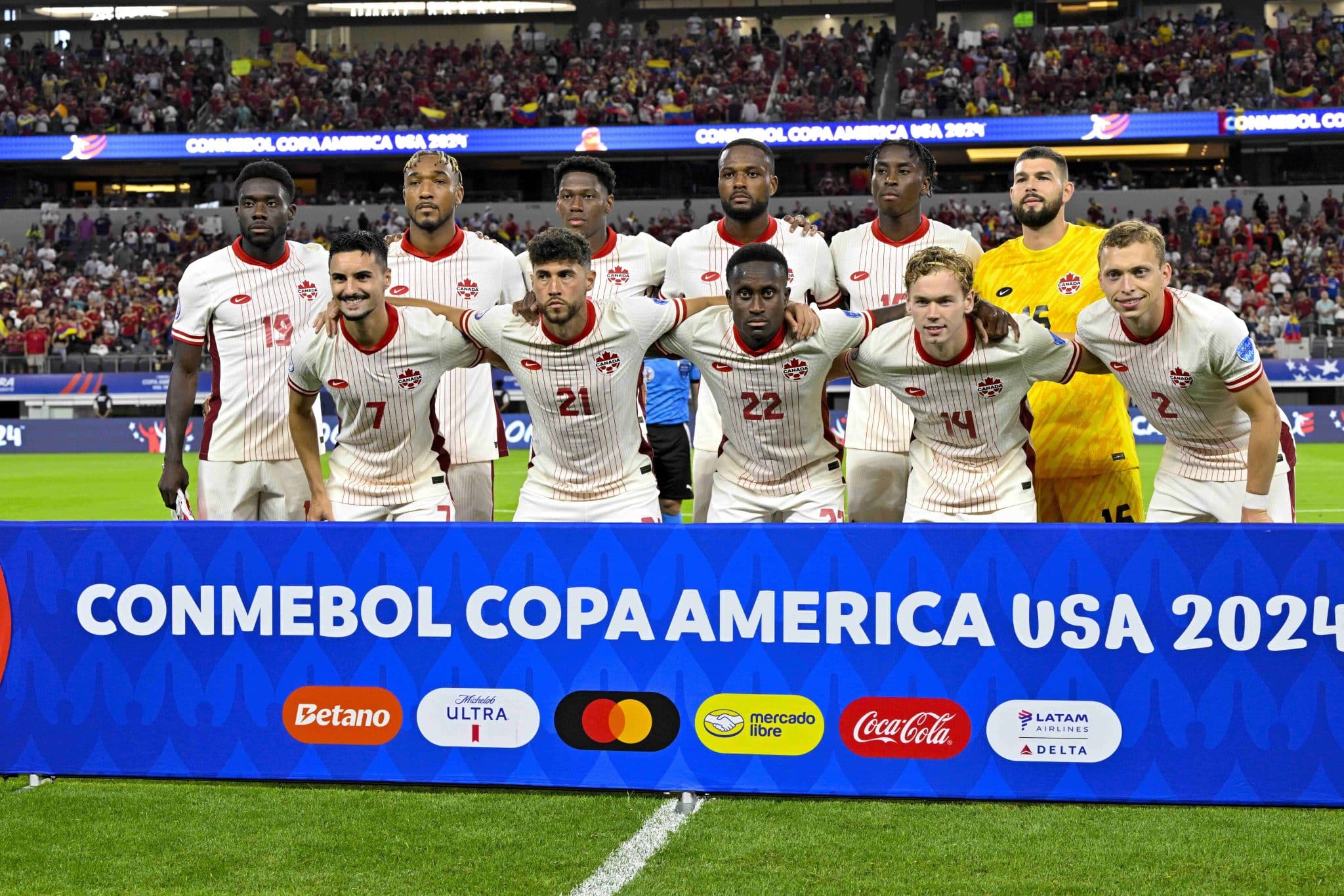 Sele&ccedil;&atilde;o canadense perfilada antes de jogo contra a Venezuela