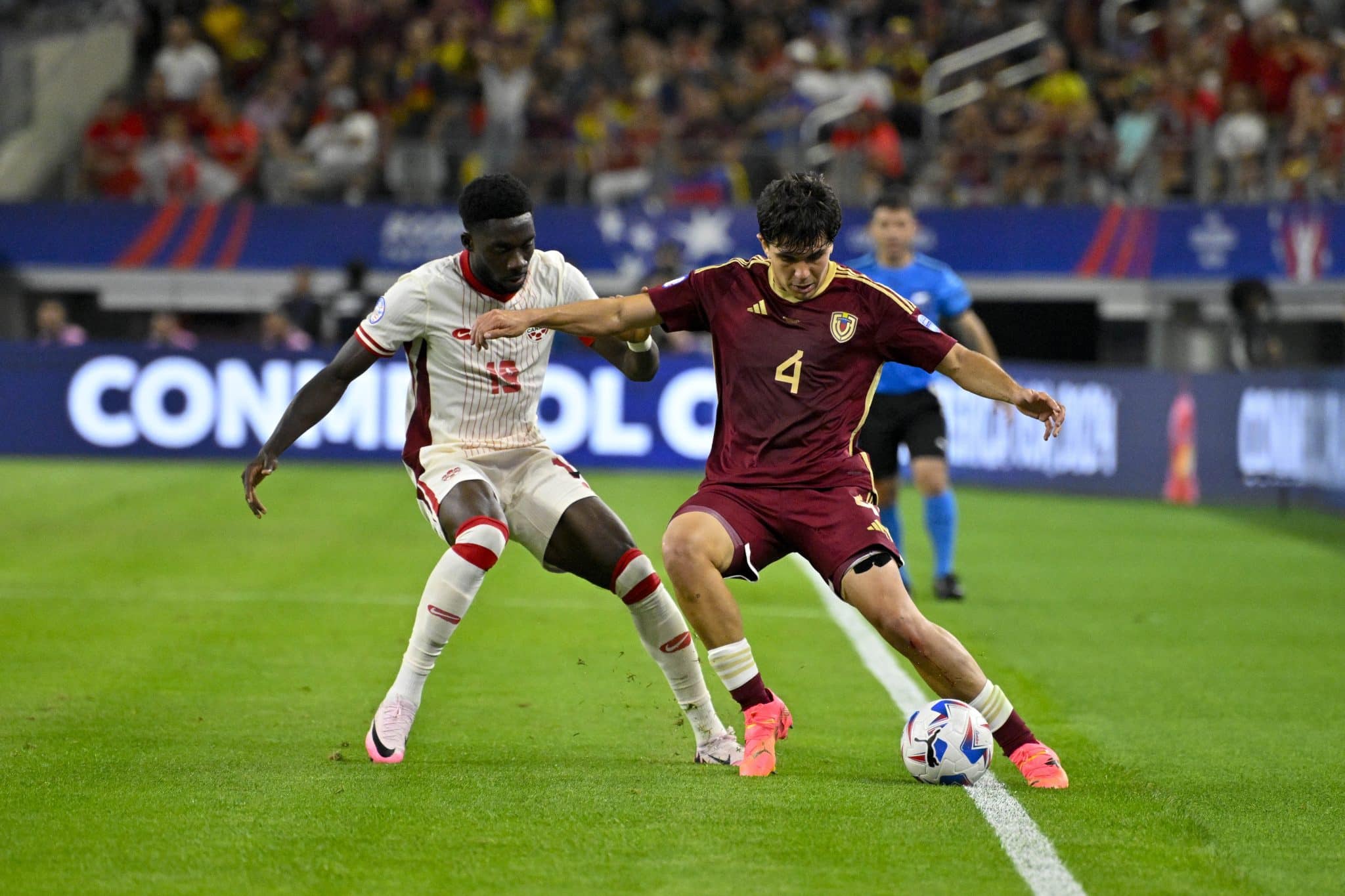 Disputa de Alphonso Davies e Jon Mikel Aramburu em Venezuela x Canad&aacute;