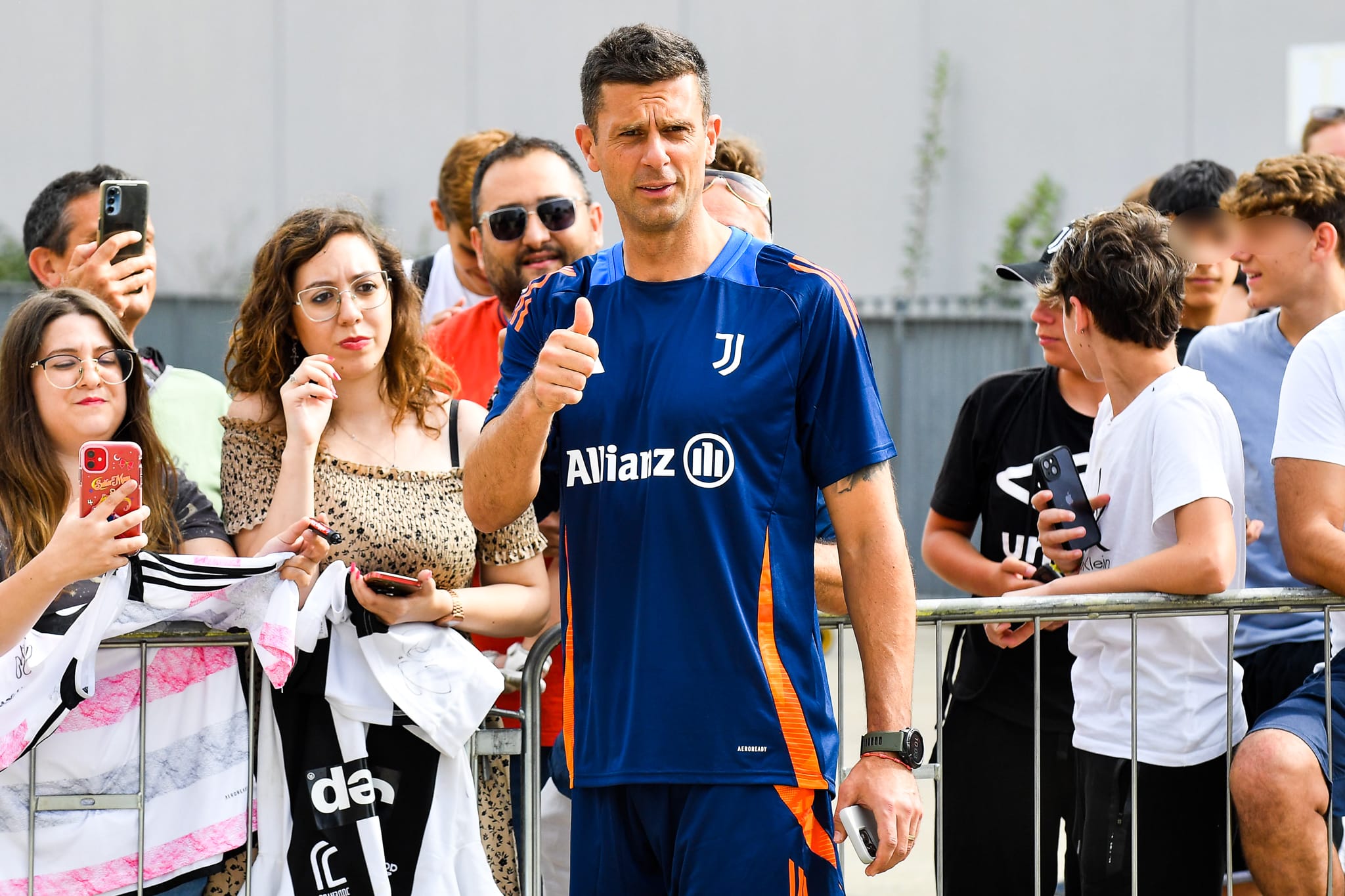 Thiago Motta atende a torcedores da Juventus
