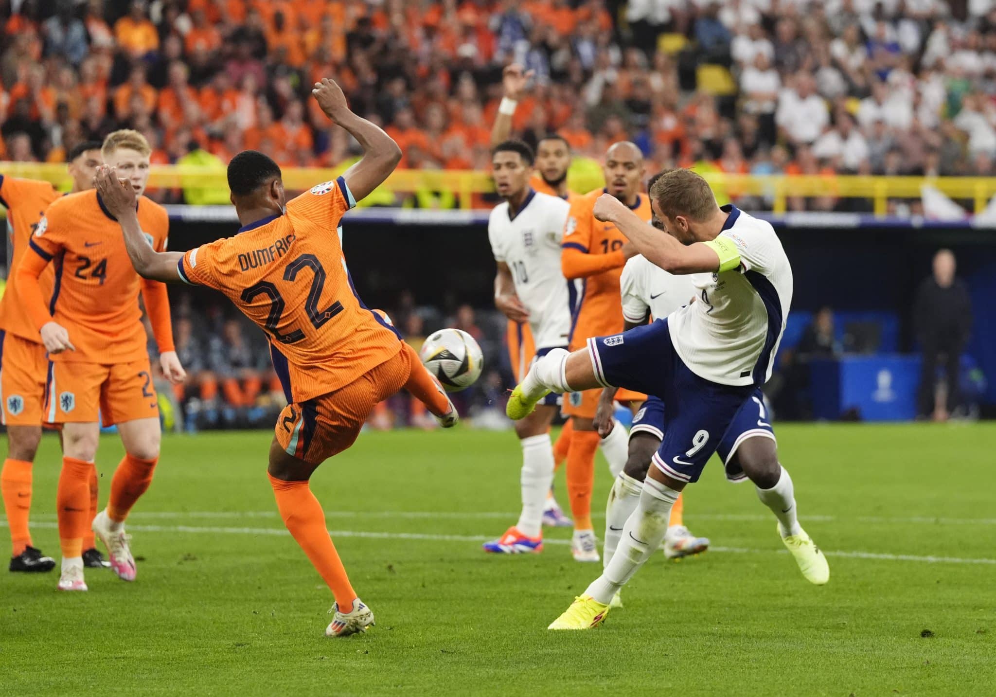 Foto: (IconSport) - Lance de Holanda x Inglaterra, pela Eurocopa