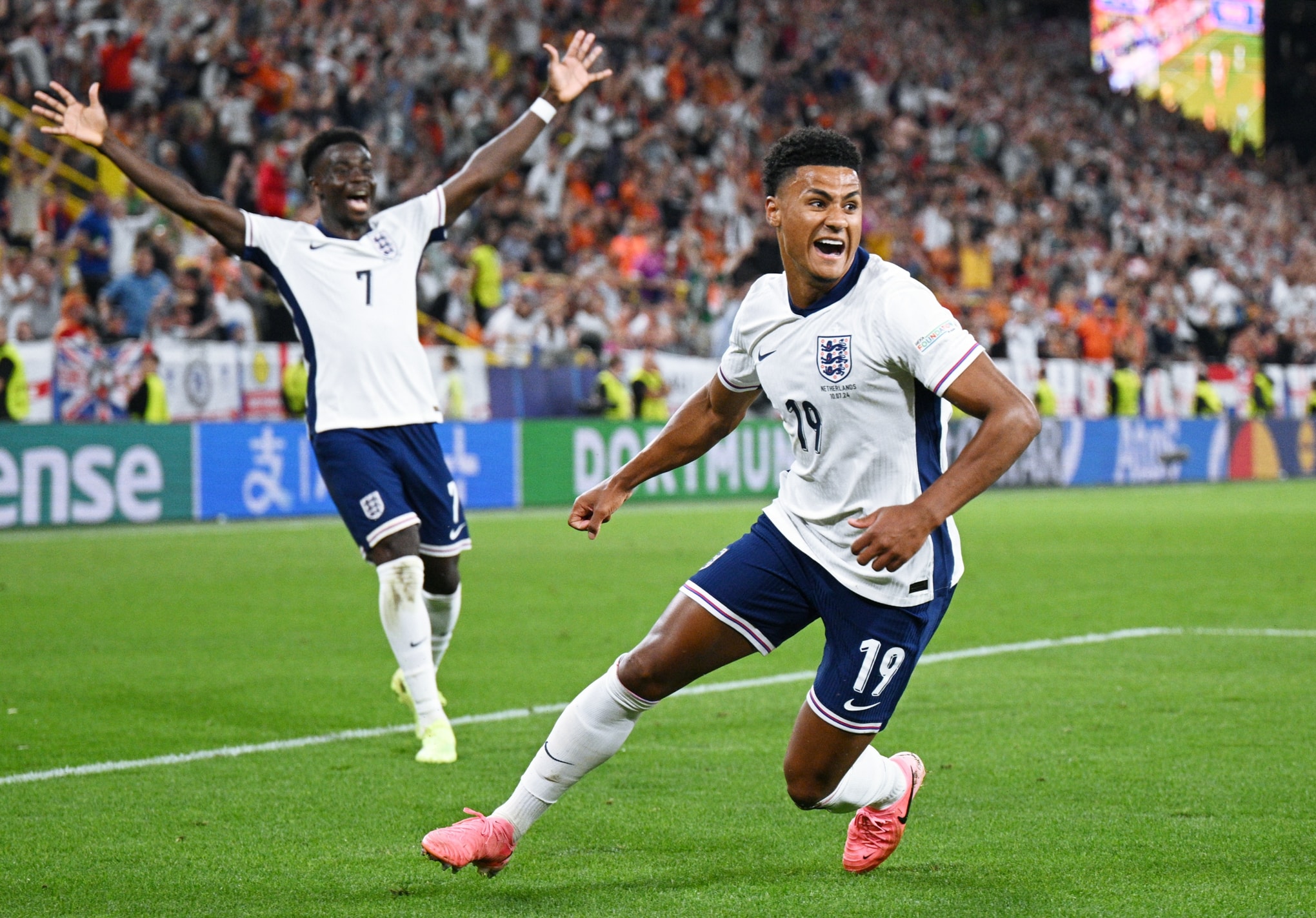 Watkins comemora gol salvador em semifinal contra Holanda