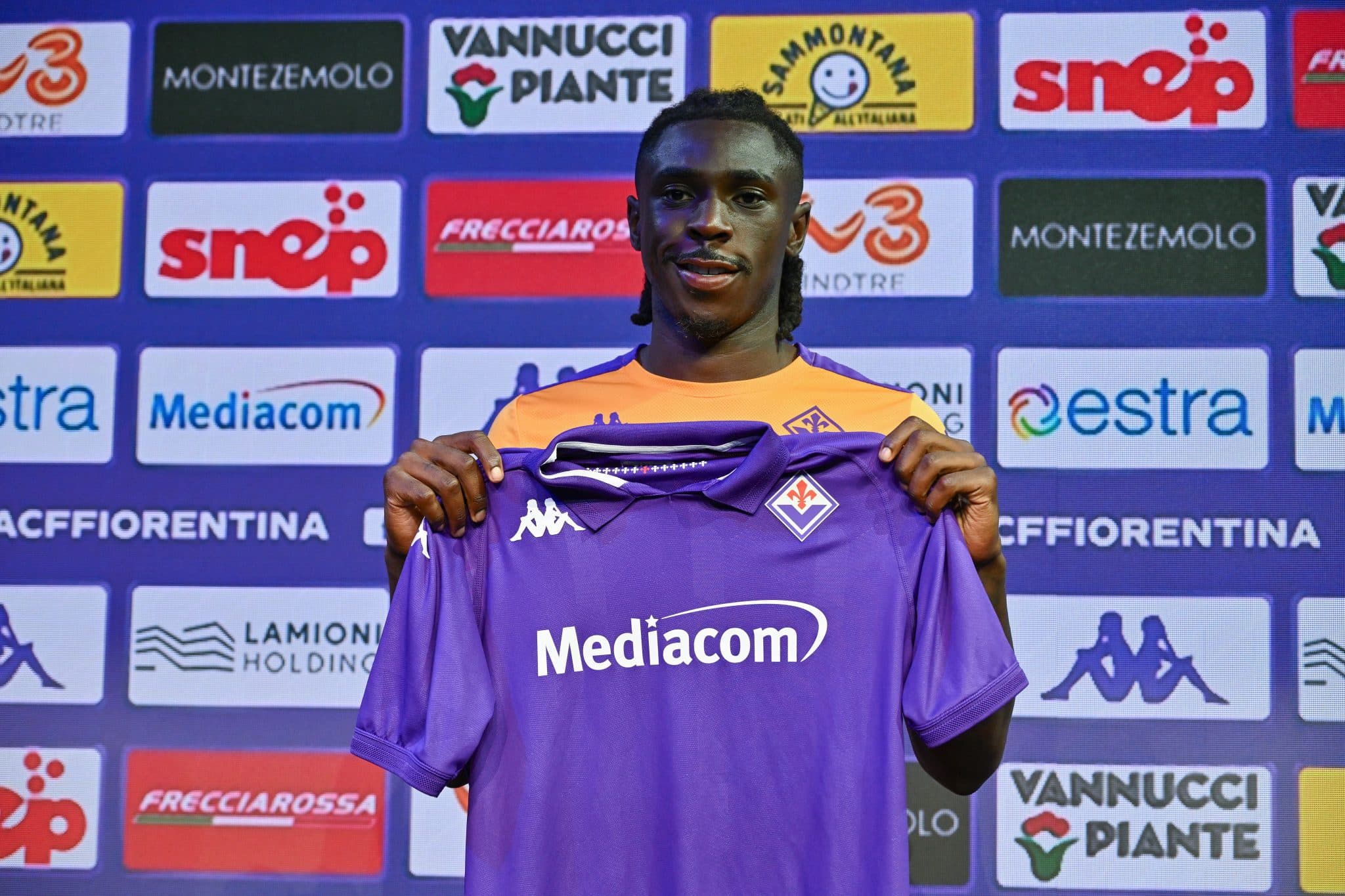 Novo atacante da Fiorentina, Moise Kean causa impacto negativo em apresenta&ccedil;&atilde;o; assista