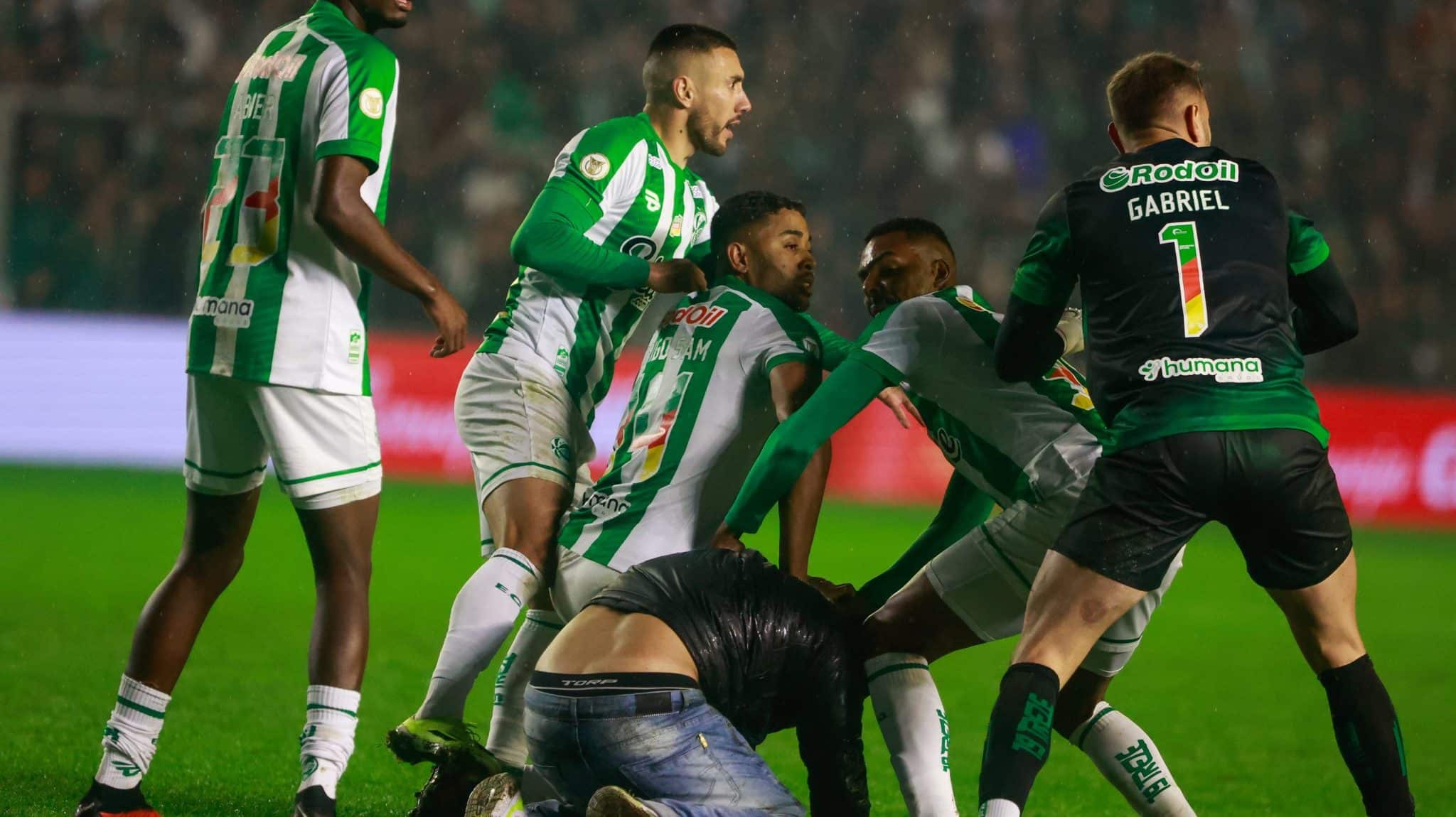 Jogadores do Juventude cont&ecirc;m torcedor do Internacional que invadiu o gramado para agredir Enner Valencia