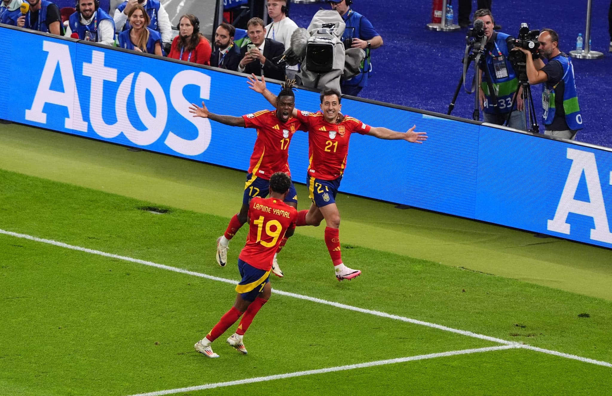 Junto de Nico Williams e Yamal, Oyarzabal comemora gol do t&iacute;tulo espanhol