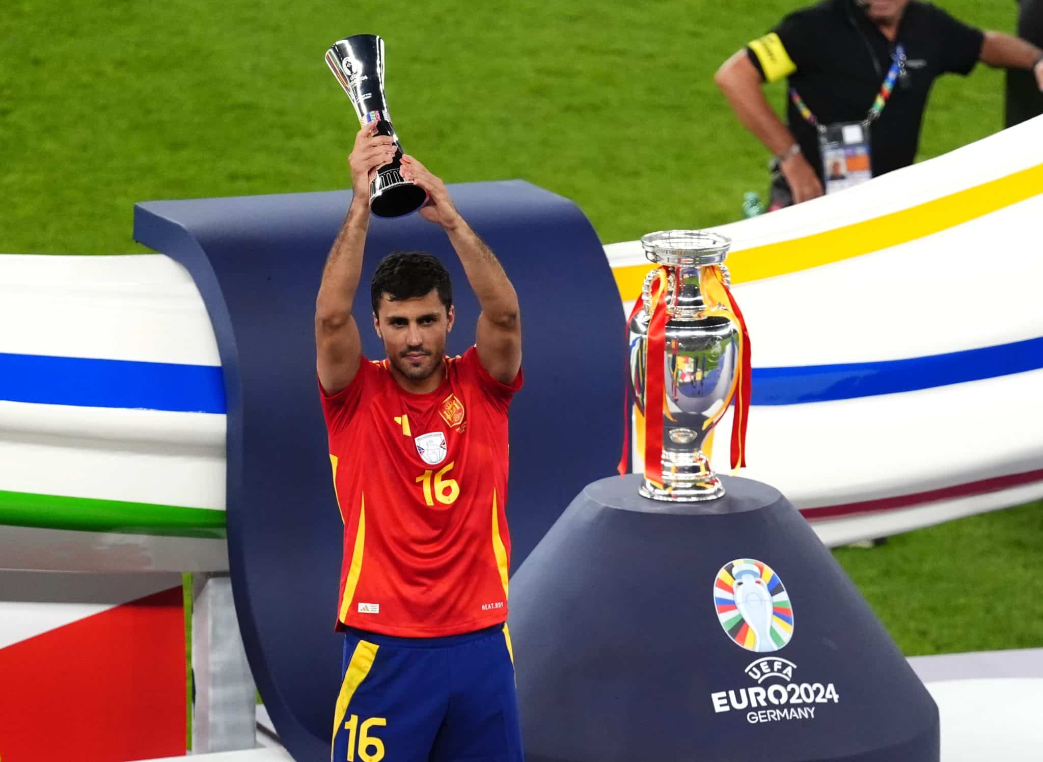 Rodri ergue o trof&eacute;u de melhor jogador da Euro 2024