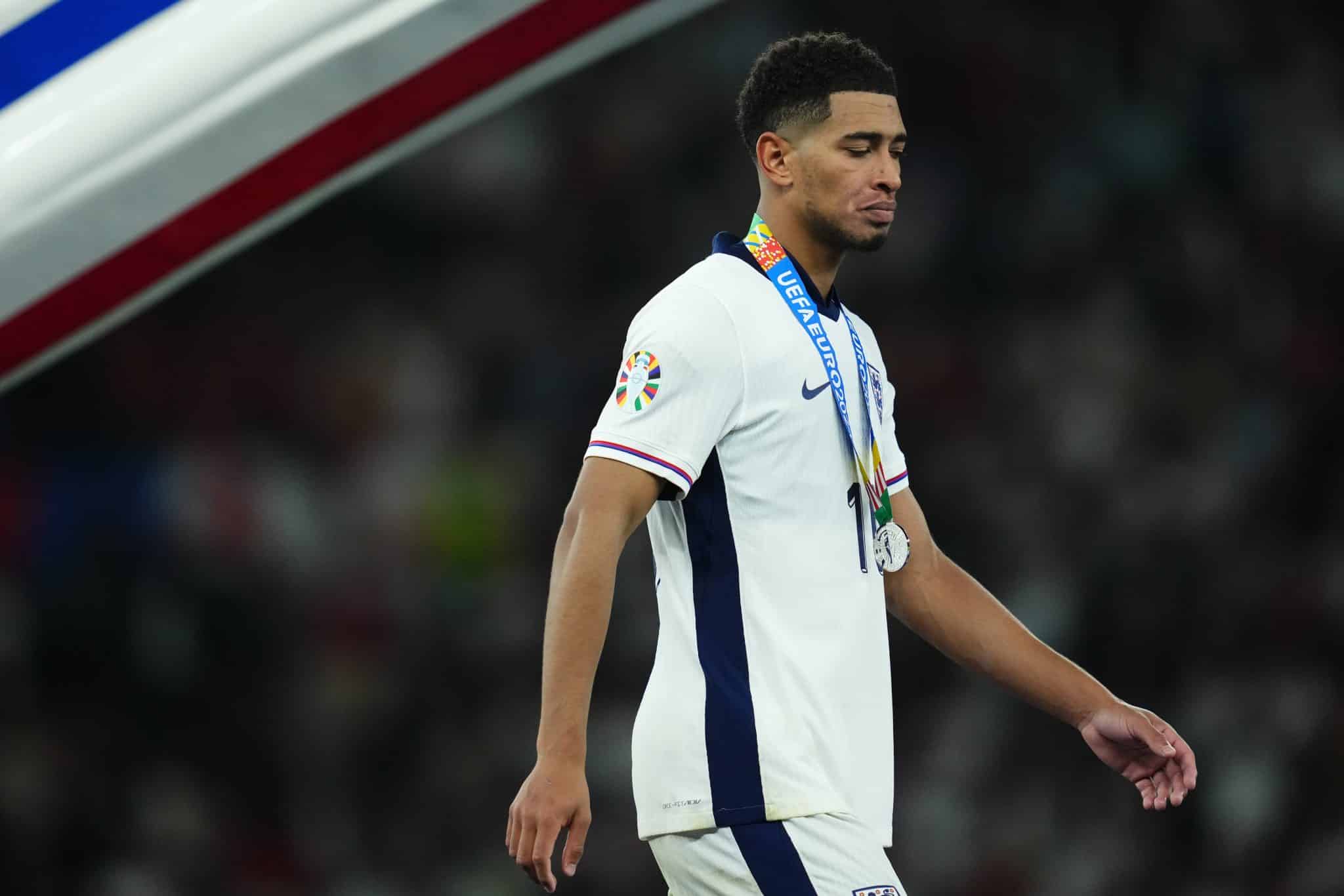 Bellingham desolado ap&oacute;s o vice-campeonato ingl&ecirc;s na Euro