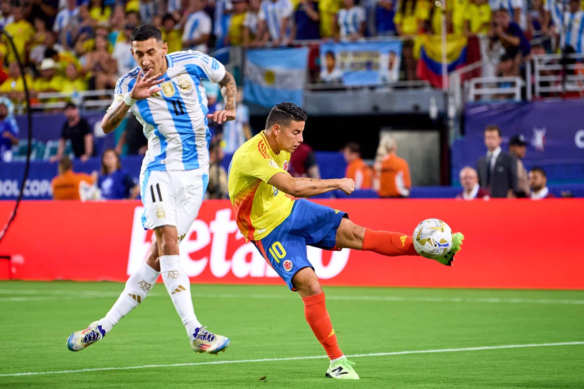 Jogar aqui, jogar l&aacute;: o dilema que define o futebol sudaca