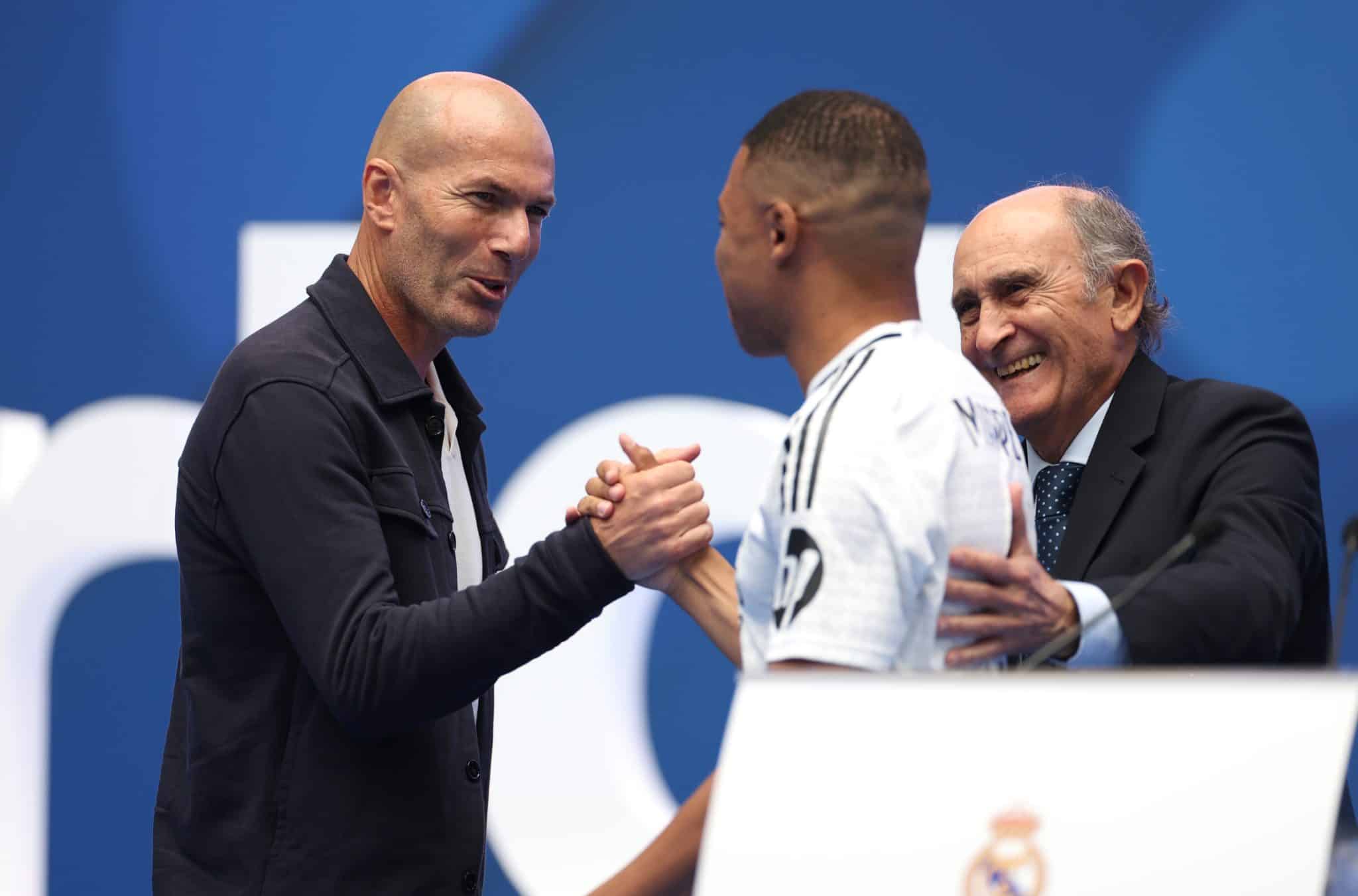 Mbapp&eacute; e Zidane durante apresenta&ccedil;&atilde;o no Real Madrid.